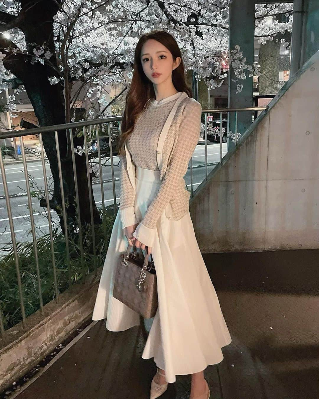 MIRIさんのインスタグラム写真 - (MIRIInstagram)「夜桜🌕🌃 綺麗なお月様出てた日  朝から寝癖のまま 遠出して歩き回って最後にパシャリ🙋‍♀️🌸  一枚目のチビさんのカメラの腕が 上がっております🥷📸  投稿の時差がすんごい🫣  𝐞𝐧𝐬𝐞𝐦𝐛𝐥𝐞 𝐤𝐧𝐢𝐭•𝐬𝐤𝐢𝐫𝐭•𝐛𝐚𝐠•𝐡𝐞𝐞𝐥𝐬ㅤ　　　　🤍𝐀𝐋𝐋 𝐃𝐈𝐎𝐑🤍  #夜桜  #dior #diorfashion  #スカート #アンサンブル  #ホワイトコーデ  #春 #spring  #jacket #setup  #ディオール #ニット  #写真 #セルフィー #instagram  #お買い物  #ファッション #ファッションコーデ  #東京 #tokyo  #fashion #shopping #ootd  #gw #gw旅行 #遠出 #時差投稿  #桜 #🌸 #月」4月27日 23時34分 - miri.o3