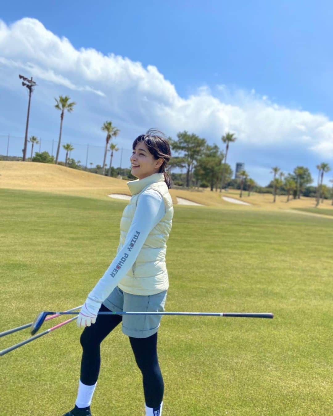 加藤ローサさんのインスタグラム写真 - (加藤ローサInstagram)「今日は楽しみにしていたゴルフでした〜全然上達しないんですけど笑。一瞬よくても、すぐ忘れちゃう…  今日は写真がないので、春休みに行ったゴルフの写真で春休みの振り返りです〜  〜浜松ゴルフ〜  浜松の友達とラウンドへ行きました〜@浜松。去年何回も約束してはドタキャンになったんです(緊急事態宣言で)ハワイみたいで素敵でしょう？？とっても気持ちよかったです〜ランチもハーフサイズがあって丁度よかった。また行きたい‼︎全然上達しないけど。  #念願浜松芝球転」4月28日 0時00分 - kato_rosa_