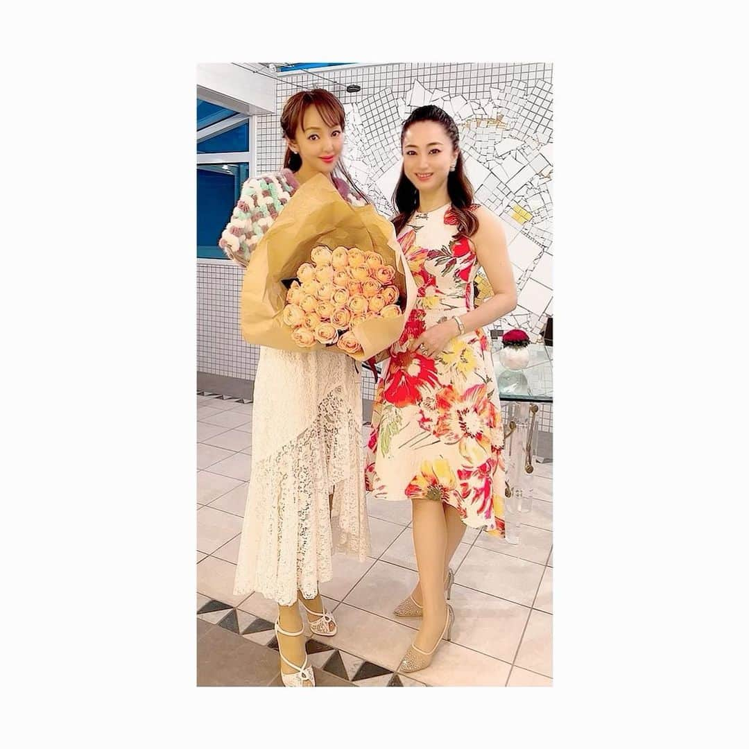 神田うのさんのインスタグラム写真 - (神田うのInstagram)「下田で素晴らしいサプライズをして下さった大好きな友人達💕と @emisugiyama530  @norieppi  @chiakiimaimerci  ずっとお礼をしたかった可愛い可愛いモミちゃん💕と @tomomi_okada_official 楽しいお礼のディナー会❤️ みんな💕ありがとう❤️  #ホームパーティー#homeparty#感謝#みんな大好き#ありがとう#ありがとうございました#神田うの#unokanda」4月28日 2時03分 - unokandaofficial