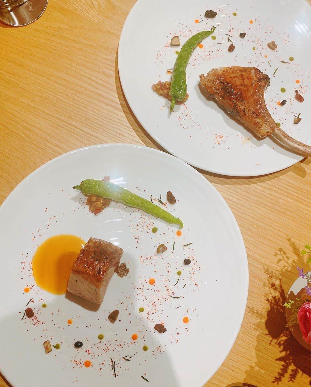 道岡桃子さんのインスタグラム写真 - (道岡桃子Instagram)「森の中のレストラン🌲  フランス料理のフルコースをいただきました💕  Amuse　鮑のムクラード soup　初夏を告げるブルーテ 前菜①　紫陽花の華とキャビア 前菜②　ドノスティアと相良村の豆乳 魚料理①　バスクの白いピペラード 魚料理②　アンダルシアの赤い悪魔 メイン　仕立て違いの逸品豚 デセール　紳士・淑女のデセール  １枚目は大根でできた紫陽花✨隣にはカタツムリが居て🐌中にはキャビアが入っています。これからの季節を先取りです☔️  お料理これ以上あって撮りきれなかったけど、どれも繊細で可愛い＆味も最高で100回くらい美味しい〜！と呟いてしまいました。笑　  一番美味しかったのが、メインの松阪豚のスペアリブ🐷牛だけじゃなくて豚も美味しいという発見🎉  お店は、原宿とは思えない木々に囲まれた静かな場所で、お客様も紳士淑女ばかり🥰（浮いてたかもw）  大切な日に大切な人と行きたいレストラン❤️  また行きたいです😆💕  （同行してくれる友達も募集中♫）  #原宿グルメ #原宿 #レストラン #グルメ好きな人と繋がりたい PR @la_grandemaison_hiroyukisakai #原宿ディナー #ラ・グランド・メゾンHiroyukiSAKAI #表参道フレンチ #フランス料理 #明治神宮前グルメ #フレンチ料理 #フレンチレストラン #松阪豚 #キャビア #フレンチ #チーズケーキ #スイーツ #sweets #instafood #restaurant #harajuku #meijijingu #tokyo」4月28日 16時56分 - momoko_ana