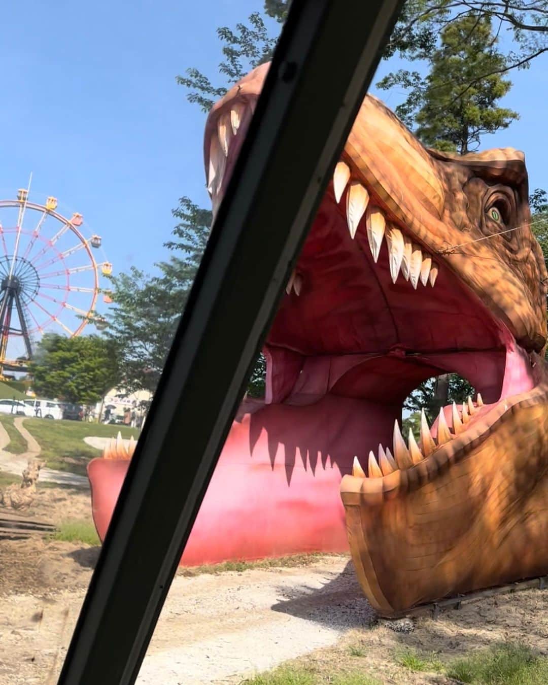 伊藤春香さんのインスタグラム写真 - (伊藤春香Instagram)「これがめあてで行った東京ドイツ村の 「ジュラジャーマンライド」。  カートに乗って恐竜の森を 探検するアトラクションなんだけど、 かなり楽しかった…！！  （※以下ネタバレ的要素※）  「途中写真撮影があるので そこではぜひマスクを外してくださいね～」 って言われて  てっきり機械だと思ったら 人間のカメラマンさんが出てきたの びっくりした…！　←せっかくなので買いました。  恐竜とは一定の距離があるので、 息子も安心しきって乗っていたけど  恐竜の口の中に入っていくポイントは 怖かったみたいで 「こわい〜😭」と固まってました。←写真　  #ジュラジャーマンライド #東京ドイツ村 #恐竜好き #恐竜好きママ #恐竜好きと繋がりたい #恐竜好きな息子  #恐竜好き男子 #恐竜大好き #恐竜アトラクション」4月28日 17時43分 - ha_chu