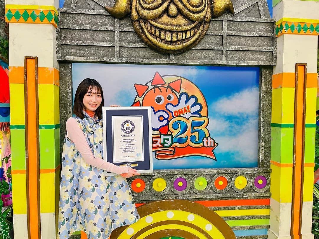 岡本夏美さんのインスタグラム写真 - (岡本夏美Instagram)「約10年ぶりのおはスタ🦖👌🤚 早朝に起きて、車に乗ったその瞬間からずっと当時のことがフラッシュバックして、胸が熱くなってました~、 本当に奇跡的な、青春の詰まった2年間だったなぁ、✨  おはスタって本当に素敵な番組だ📺 ずーっと子供たちの味方、楽しい朝をお届けできますように✨✨ 改めて25周年おめでとうございます㊗️🎈  衣装も おはガールちゅ!ちゅ!ちゅ!を イメージしてスタイリングしていただきました！♡🐳  ドレス:@dreamsisterjane インナー:@auralee_tokyo ブーツ :@maisonspecial_women」4月28日 18時42分 - okamoto_natsumi