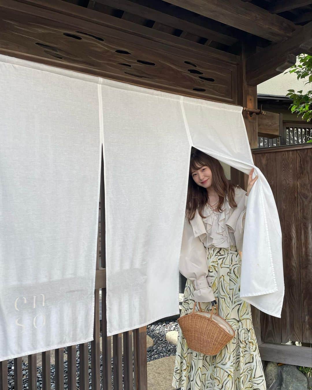 西川瑞希（みずきてぃ）さんのインスタグラム写真 - (西川瑞希（みずきてぃ）Instagram)「今回訪れた @enso_osaji は鎌倉、小町通りの裏路地にある元置屋をリノベーションした場所でここだけで感じられる穏やかな空気感にとっても癒される🕊  調香体験スペース、レストランの他にも @osaji__ のスキンケアアイテムや、ネイル、ensoのオリジナルのグロッサリーが揃うショップなども揃っているので色々楽しめます❤︎  季節によって変わるお食事もまたゆっくり味わいに行きたいな//  #enso #osaji #kamakura #youtube #vlog #ランチ #鎌倉 #ランチ #ショッピング #ビューティー #スキンケア」4月28日 18時57分 - mizuki_nishikawa_