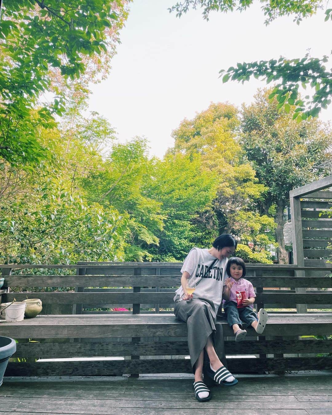 原田沙奈子さんのインスタグラム写真 - (原田沙奈子Instagram)「こないだの寄り合い。 えみんこ宅に集まってみんなそれぞれ持ち寄りで。  “割とご近所会”という当時みんな割と近くに住んでいたことで名付けられた、この会。  今じゃ、割とではきかない距離になり“遠いけどご近所気分”的な位置づけ。← それぞれの場所でそれぞれの生活を必死に頑張っているみんなの事が大すき。  そんな会では、去年可愛い赤ちゃんが2名加わり👶🏻👶🏻ますます賑やかに。 子どもたちに負けないくらい喋り笑い食べて飲んで、久しぶりすぎる集まりだったけどすぐあの頃に戻れる感じ。←こわっ😂  かれこれ20年くらいの付き合いになるみんなとの時間に居心地の良さを感じずにはいられない。  ありがとー🤍  @emiuto  @noconocoyuki  @kazuemiyamoto  w/レイコヤマモト（写真なくてゴメン！）  次回はワカメも一緒がいいな☺️ @asadawakame   #おうちごはん」4月28日 19時01分 - sanakoharada