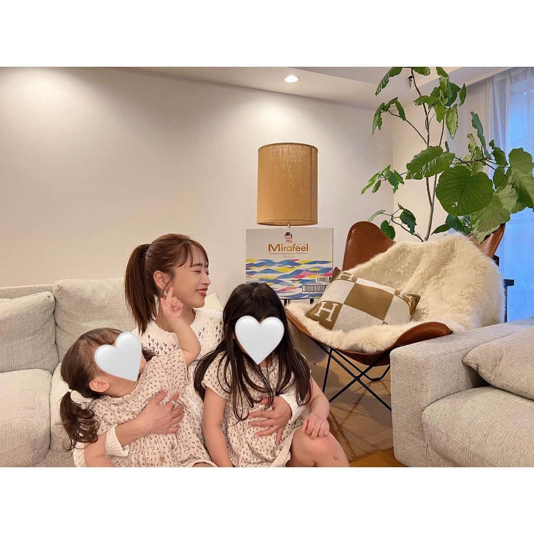 近藤千尋さんのインスタグラム写真 - (近藤千尋Instagram)「娘達とわちゃわちゃ写真📸❤️  今日は私がアンバサダーを務める おむつ、 #ミラフィール　 を紹介しますっ🤍🤍  今まではオンライン販売限定だった ミラフィールがついに！  #恵比寿ガーデンプレイス #セントラルスクエアライフ 様で 販売が開始されました❣️👏嬉  YouTubeでも紹介したんですが、 ミラフィールはサイズ調整が 簡単にできてテープパンツのいいとこ取り❤️  吸収力も高く赤ちゃんに優しい 素材や質感を重視して作られた 全く新しい日本製の紙オムツです👶  ちなみにオンライン限定の定期購買だと 常に20%OFF+定期購買限定ポイントも ゲットできるのでお得です🉐 さらにこのG.W.はポイントが ””10倍””になります！！  定期購買にありがちな回数縛りなどもなく 好きなタイミングで止められます✨  ポイントがたまると 私のサイン付きチェキがついた コラボ商品やミラフィールを 楽しくお試しができる Mirai(未来)boxと交換できます💕  あとでストーリーにミラフィールさんの リンクも貼るから 見つけたら是非チェックしてね❣️   #mirafeel #pr」4月28日 19時31分 - chipichan.1215