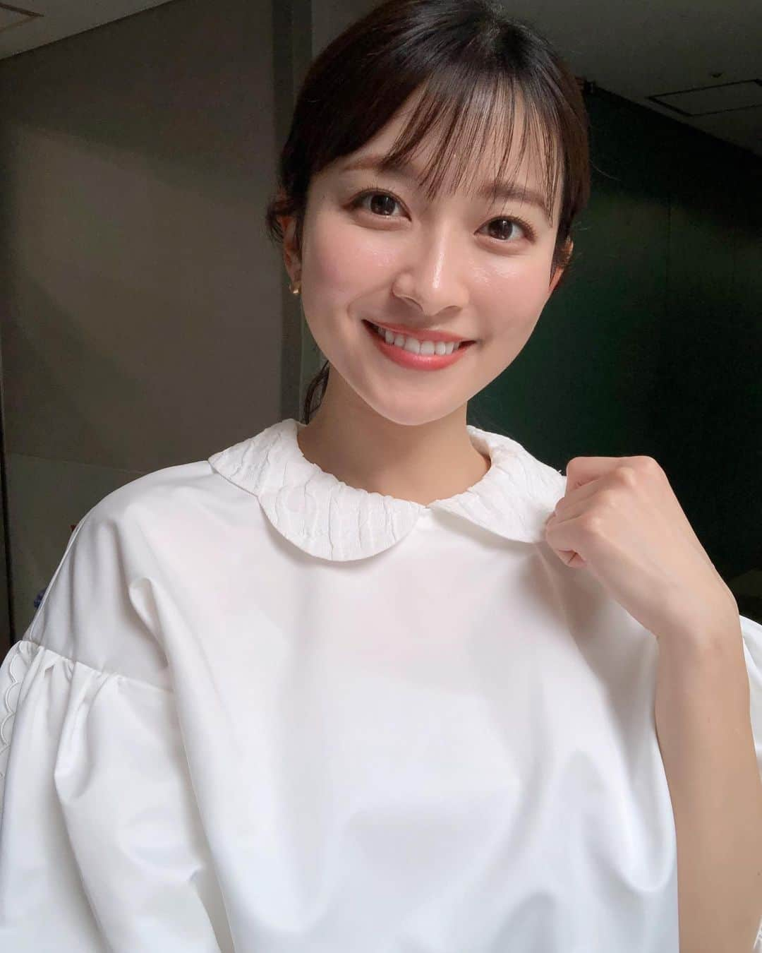 山本里菜さんのインスタグラム写真 - (山本里菜Instagram)「. ひるおびの衣装が 襟も袖も可愛いトップスでした♡  今日の東京は 少しひんやりとしていますね！ 寒暖差にやられないよう ご自愛ください😊  〜〜〜 衣装 tops&skirt...Chesty earring...mimi33 shoes...DIANA 〜〜〜  #襟付きブラウス」4月28日 19時41分 - rinayamamoto_0622