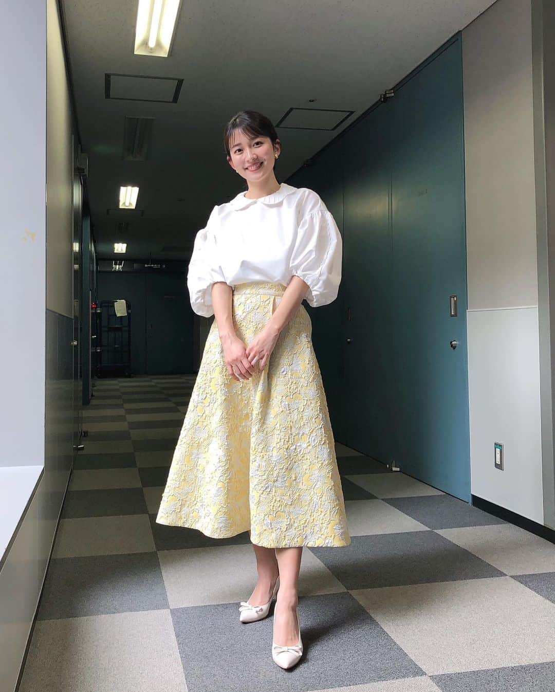 山本里菜さんのインスタグラム写真 - (山本里菜Instagram)「. ひるおびの衣装が 襟も袖も可愛いトップスでした♡  今日の東京は 少しひんやりとしていますね！ 寒暖差にやられないよう ご自愛ください😊  〜〜〜 衣装 tops&skirt...Chesty earring...mimi33 shoes...DIANA 〜〜〜  #襟付きブラウス」4月28日 19時41分 - rinayamamoto_0622