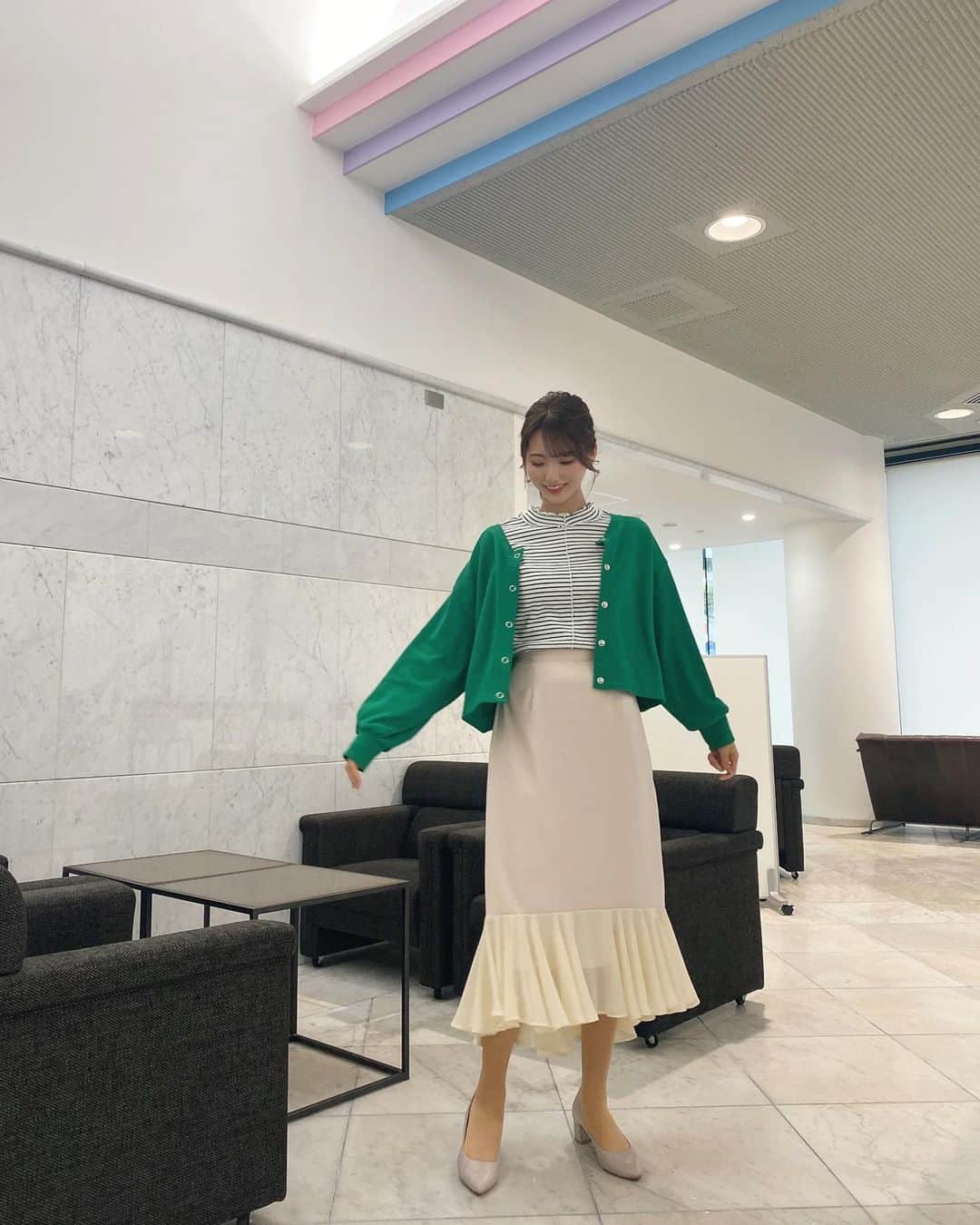 山下七子さんのインスタグラム写真 - (山下七子Instagram)「こんばんは🌙 今日も１日お疲れ様でした☺️  火曜日のアサデス。KBCの衣装は @retrogirl_official さんの ・ボーダーカットソー ・グリーンのカーディガン ・生成りの裾シフォンスカート ボーダーカットソーも緑色で緑づくしコーデ🦖🌿🌵🌿 スカートが素材といい裾がふわっとなっているところも可愛いすぎる、、、♡♡  暖かくなってきて足元もブーツからパンプスに🥿🥿  明日から気温が少し下がるみたいなので 服装などにお気をつけ下さい！！ あれ！昨日まで暖かかったのに、、🥲🍃 みたいな事が起こりがちですよね、、笑  それでも今日は暖かい１日になりましたね☀️ 私のお家では冷やし中華始めましたー！！！ 冷やし中華は半分食べ終わったタイミングで お酢を味変でかけるともうとっても美味しいので やってみて下さい🤤🤤おすすめです！  可愛い髪型にして頂いたので最後の動画まで見てねー✨  #アサデス#アサデスkbc #KBC#お天気#お天気アシスタント#福岡県#ミディアムヘアアレンジ #編み下ろし #カーディガンコーデ #シフォンスカート#ボーダートップス #グリーンコーデ #春コーデ#春メイク#マットリップ #ブルベ夏」4月28日 20時00分 - yamashita_nanako