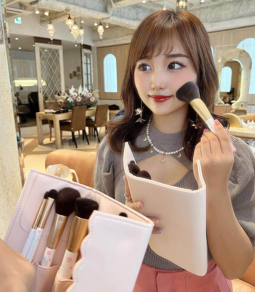 加藤里奈さんのインスタグラム写真 - (加藤里奈Instagram)「⋆ @ikko_hair たんいつも前髪カットありがとう🤍  前髪のカットいい感じだと 自分でセットするときも、すっごく楽になるからありがたい😌🫧  トップスは @grl_official のだよ❤︎ サマーニット生地可愛くて好き𓂃🌸  そして、昨日届いた @sixpluscosmeticsjapan のメイクブラシでメイクしたよ〜🥰 めちゃめちゃ可愛いし使いやすかった🫰🏻  #ootd #fashion #instafood #instagram  #hairstyle #outfit #code #instafashion  #ファッション #撮影 #ヘアスタイル #ヘア  #コーディネート #コーデ #今日の服  #grl #グレイル #プチプラ #前髪カット #前髪 #ヘアカット」4月28日 21時16分 - katoco0326