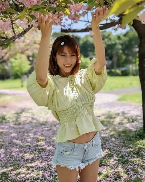 華彩ななさんのインスタグラム写真 - (華彩ななInstagram)「お写真沢山頂いたので、 たまには私服💕 はしゃぐ40歳をどうぞ。  バタバタして、明日の準備が終わらない😂💕 明日も撮影会７枠です😌💓」4月28日 21時20分 - nanakasai