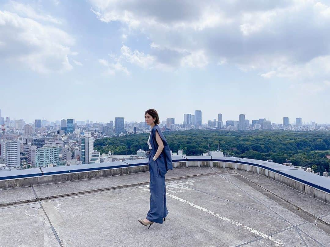 樋口日奈さんのインスタグラム写真 - (樋口日奈Instagram)「今日もお疲れ様です＊ 写真集東京編のオフショットも公式Instagram、 Twitterにて公開されています！！  都会の街に広がる緑…」4月28日 21時23分 - higuchi_hina_official