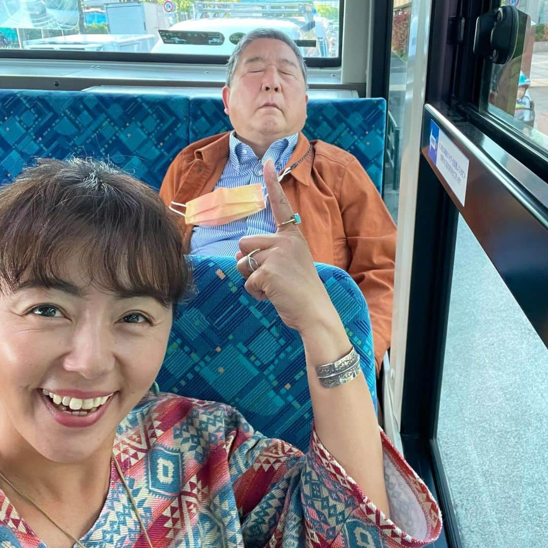 田中律子さんのインスタグラム写真 - (田中律子Instagram)「路線バスで寄り道の旅🚌🚌  我が家の冷蔵庫には必ず入ってるキューピーマヨネーズ💛 かなりテンション上がった、このマヨネーズの赤いフタのマヨの出るとこから、マヨ抱えて出てみた🤣  小さい頃、炊き立てのあつあつご飯にマヨかけて、お醤油かけて食べるの大好きだったなぁ🤤  徳さんは今日もゲストさまをほったらかして安定の爆睡です😂 また放送日が決まったらお知らせします📺  #路線バスで寄り道の旅  #バス旅🚌 #テレビ朝日  #キューピーマヨネーズ  #大好き #徳さん安定の爆睡」4月28日 21時41分 - ri2kotanaka