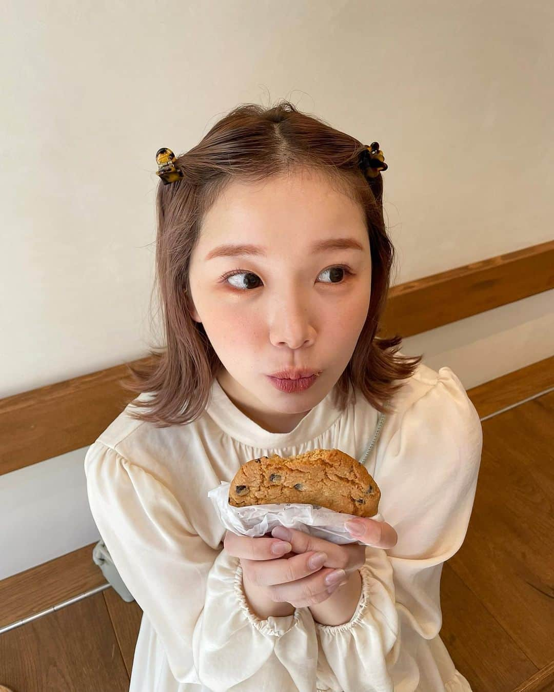 きりまるさんのインスタグラム写真 - (きりまるInstagram)「. こんまえ 可愛いカフェいった。🐰  この日すっごいいい天気で ぽかぽかやった〜👨🏻‍🍳♡（あちかった）  お腹すいたな〜 みんなの好きな食べものってなに？ .」4月28日 22時00分 - kirimaruuu