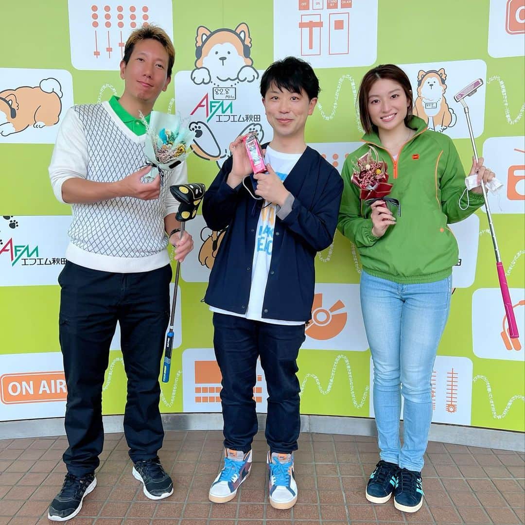 北川楓夏さんのインスタグラム写真 - (北川楓夏Instagram)「FM秋田で毎週土曜日お昼12:30から放送 GOING FAIRWAY🏌️‍♀️ 今週来週は私のゴルフ仲間でもある 株式会社 花のヤマト 専務取締役 吉川伸吾さんにお越しいただきました！  将来なりたいお仕事でも人気のお花屋さん🌻 ゴルフの話の前に、普段お花屋さんはどんなお仕事をしているのかも伺いました！  さらに吉川さんは練習の鬼！🔥 ご自宅でパター練習にも励んでいるそうですが そんな吉川さんにパターの極意を伺いました！ ご自身のゴルフ三原則も。📝  YouTubeではスタジオにパターマットを広げ 普段やられているパター練習法も実演してもらいました！これもすごいの！ぜひ見てもらいたい！👏🏻 ラジオ放送終了後にYouTubeで「golfdia」で検索ください🔍  収録の際、吉川さんからドライフラワーのブーケもいただいちゃいました🥺💓💐  番組ではみなさんからのメッセージもお待ちしています！ 番組へのメッセージはこちらまで💁🏻‍♀ ( @going_fairway ) radikoで全国どこからでも聴けます📻  【番組詳細】 GOING FAIRWAY FM秋田（82.8MHz） 毎週土曜12時30分〜  【協賛企業様（敬称略/50音順）】 #AKT秋田テレビ  #伊藤工業  #杉貞石材  #たわらや内科   #akita #秋田 #fmakita #radio #radiko #golf #godlfdia #愛甲和矢 さん #プロゴルファー #ゴルフ #ゴルフ女子 #ゴルフ初心者 #ゴルフレッスン #goingfairway #花のヤマト #吉川伸吾 さん #お花屋さん #パター #ゴルフ三原則 #剣道部 #ゴルフ仲間」4月28日 22時57分 - fuka.kitagawa