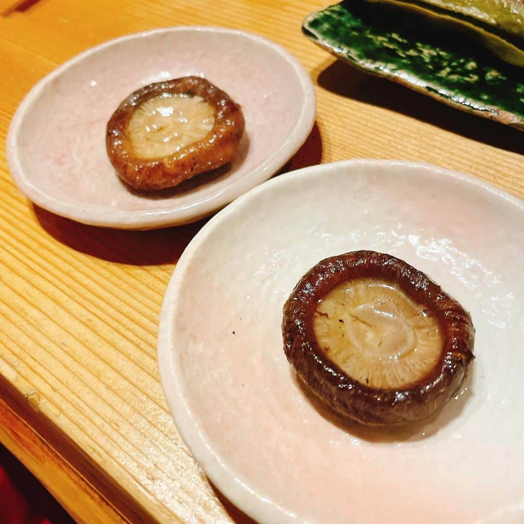 葉月里緒奈さんのインスタグラム写真 - (葉月里緒奈Instagram)「美味しい、楽しい、『藤つぼ』 @hujituboomori さん。 こりゃ、ハマりそう(笑)。 #ちょい呑み#地獄谷#焼き鳥#藤つぼ#藤つぼ大森#生ビールで乾杯からの #ひたすら生ビール#ちゃんぽんしなければ#二日酔いなし#そり#そら豆#レバー#しいたけ#かさに日本酒#あいだ#ちょうちん#トマト焼き#チーズ焼き#どれも美味しい #まだ気になる部位が沢山あるから#また行かねば#rionahazuki」4月29日 10時16分 - riona_hazuki