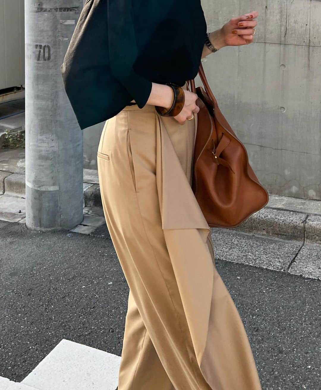 松本恵奈さんのインスタグラム写真 - (松本恵奈Instagram)「23ssコラボの打ち合わせ行った時のスタイリング⚪️ カジュアルだけど綺麗目な雰囲気で行ってきました◎ このパンツやっぱ可愛いです。履いてたらかっこいいのでとてもオススメな一本です。  #clane #新作」4月29日 11時15分 - ena1123