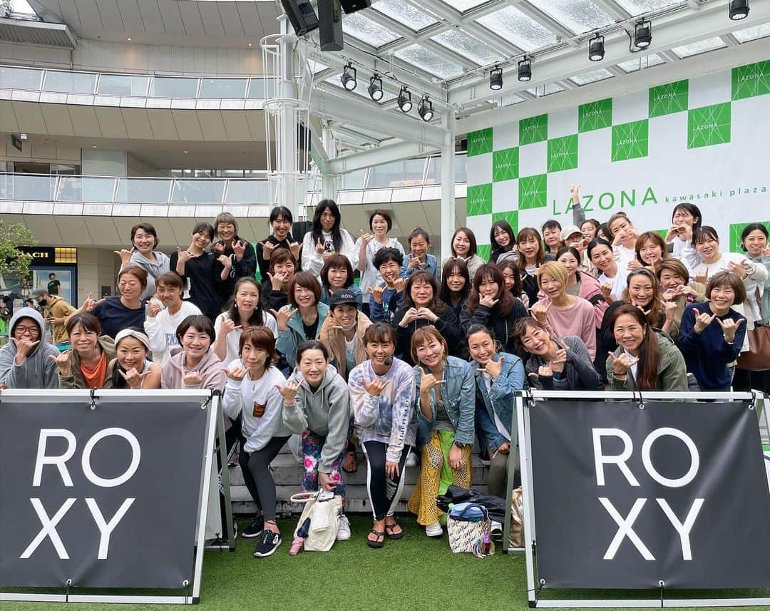 田中律子さんのインスタグラム写真 - (田中律子Instagram)「〜ROXY SPRING JAM💛〜 ラゾーナ川崎でイベントでした🧘‍♀️参加してくれたみなさまありがとうございました😊 PS.お尻が割れたけど、無事でした🤣雨の日のジャンプは危険⚠️  またみんなでヨガできる日を楽しみにしてます🧘‍♀️thank you💛  #roxy  #roxyjapan  #boardridersjapan  #ラゾーナ川崎  #roxyspringjam  #野外イベント #ありがとう」4月29日 12時42分 - ri2kotanaka