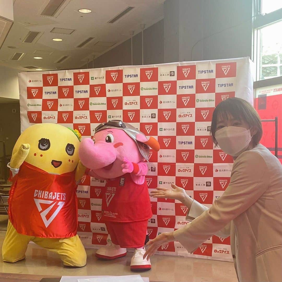 佐藤ちひろさんのインスタグラム写真 - (佐藤ちひろInstagram)「土曜日11時からはバスケファイブ⛹️‍♀️  先週、バズらせたいバスケ動画 略してバズバス🏀の初ロケに行ってきました！  ふなっしーが千葉ジェッツと2日間プロ選手契約🍐 その様子を取材してきたんです！  3年連続で契約を結んでいるふなっしー。 残念ながら今までベンチ入りはできていないそうです。 3度目の正直ということで、今年こそはベンチ入りできたのか！？  ぜひご覧ください！  @274ch_official   #ふなっしー　#千葉ジェッツ  #ジャンボくん」4月29日 13時55分 - chihiro.sato_ex