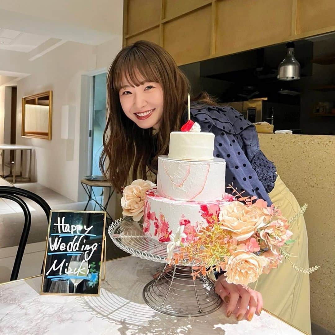 西川瑞希（みずきてぃ）さんのインスタグラム写真 - (西川瑞希（みずきてぃ）Instagram)「久しぶりに会えてうれしかった夜♡明るくてHAPPYオーラたったぷりなお2人に今回もたくさんパワーもらっちゃった👭  たのしくお話ししていたら、こんなにも可愛いケーキが…🎂"結婚おめでとう"ってお祝いしてくれました。。うれしすぎるぅ。。まきちゃん、なっちゃん、ほんとーにありがとう。  綺麗なグラスのプレゼントも🥂大切にするねっ旦那さんといっぱい使います❤︎またゆっくり集まろっ//  #love」4月29日 15時33分 - mizuki_nishikawa_