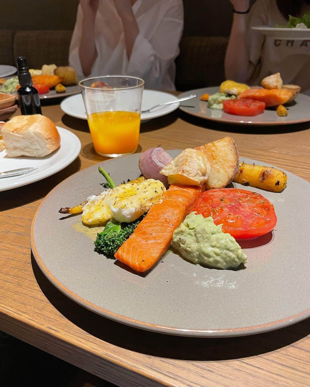 左近鈴乃さんのインスタグラム写真 - (左近鈴乃Instagram)「. 先日の女子旅〜京都ホテルステイ🕊🥂 @nohgahotel.kiyomizu   この日はあまり天気が良くなかったけど、、 ルーフトップバーが雰囲気良くて素敵やった🍸☺️  . ディナーはホテル内のレストランへ🍽 店員さんがすごく親切やし美味しかったな〜 鴨としらすのパスタが好きやった🦆🍝  お昼からランチで話し、カフェで話し、 バーで話し、お部屋で話し、 って ずーーっと話しかしてないのに ディナーも気付けば3時間いてた🤣🥹 雰囲気と居心地◎  次の予定もしっかり決めてっ、楽しみー🚗🫶🏻  #nohgahotel #nohgahotelkiyomizukyoto」4月29日 16時41分 - suzuno_sakon