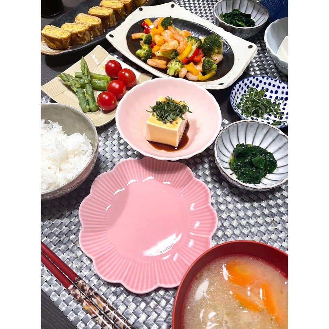 真野恵里菜さんのインスタグラム写真 - (真野恵里菜Instagram)「日本はゴールデンウィークですね！ みんな何して過ごすのかな？😊 . . 今日の投稿は最近のご飯写真たち🍽 写真を撮らない日の方が多いから 撮ったときの写真をふと見てみたらお魚の方が多かった🐟 1週間でのお肉とお魚の比率は半分くらいです🍽 お魚がメインの日は副菜にお肉を使ったものを、 お肉がメインの日にはタコやエビなどの海産物を副菜に入れています🐙 最後の写真は餃子の日の食卓🥟 ホットプレートで焼きながらだから メインの餃子は写ってないけど副菜たちはこんな感じ🍅🥦🥚 . . いろいろなものを作るようになって レパートリーが増えた分 何を作ったことがあるのか忘れちゃうから 気がついたら献立がワンパターンになりがち😅 こうやって写真を撮って記録することで あー！こんなの作ってた！😳ってなるから これからも食事の写真はちょこちょこ撮ろっと🤗📷 . . ちなみに、 バランスの良い食事を心がけて作るようになってから 体重の増減もあまり無く 体調を崩すこともすごく減ったので やっぱり食事って大事なんだなぁと もうすぐ5年になるこの食生活で改めて強く思いました！ 一人暮らしの時は食べられればなんでもいいや！って気持ちで 料理なんて全くしなかったからね、、、😂😂 #いつかの夕飯 たち #まのごはん #海外生活」4月29日 16時47分 - erinamano_official