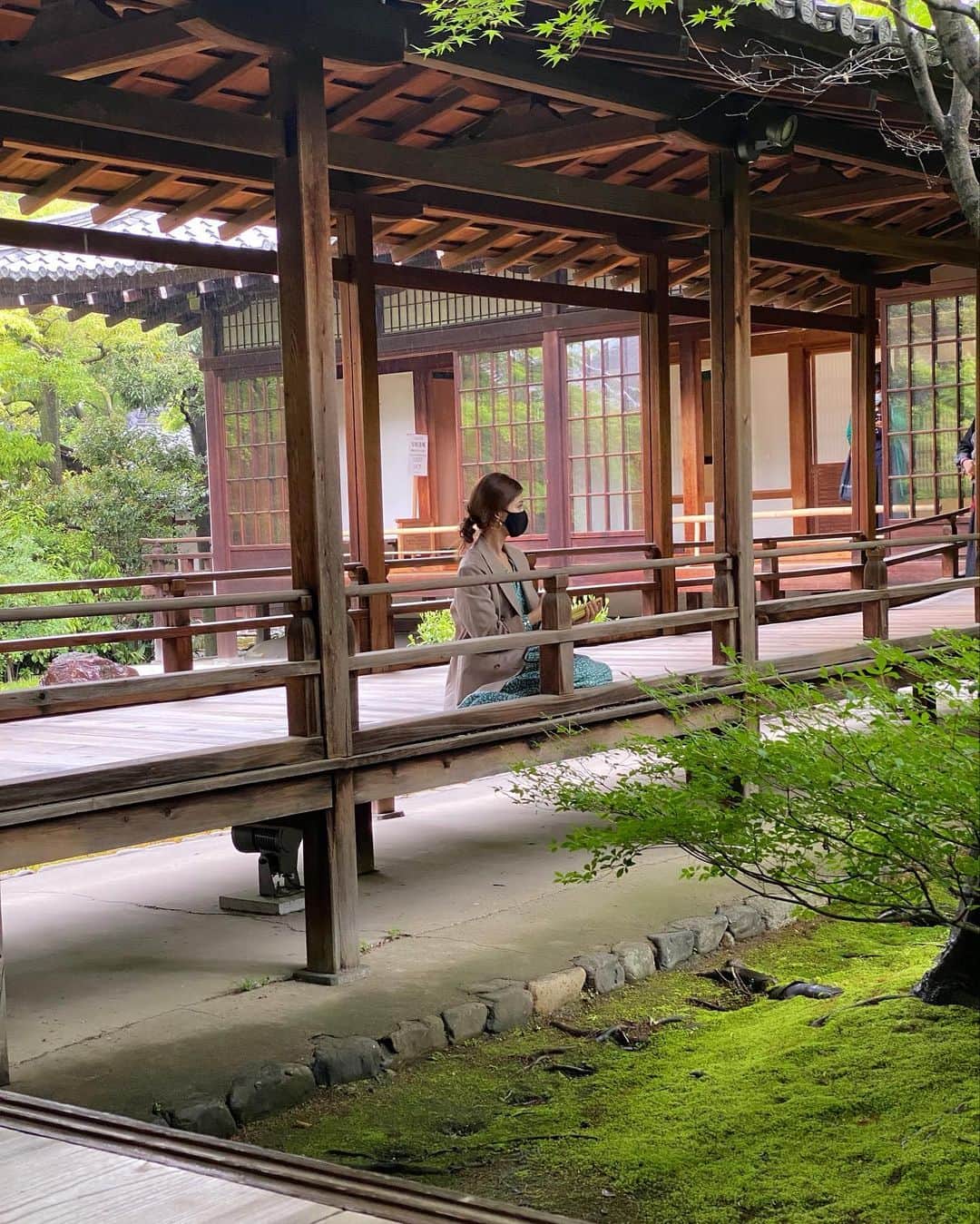 上原歩さんのインスタグラム写真 - (上原歩Instagram)「🌿🌿🌿🌿🌿🍃  建仁寺は美しい庭がいくつもみられることでも有名だそうですが  なかでも私の1番のお気に入りは この禅庭です  正方形の庭はどこからでも楽しむことができ見る方向で景色が変わって一向に飽きません  ずっとここに座っていたいし ここで和装をして生活する自分を 妄想してみたり  心にすーっ風がぬけてゆくような場所です  🌱🌱🌱🌱🌱🍃✨  ________________________________  #love #life #kyoto  #京都　#建仁寺　#禅」4月29日 18時30分 - ayumiuehara