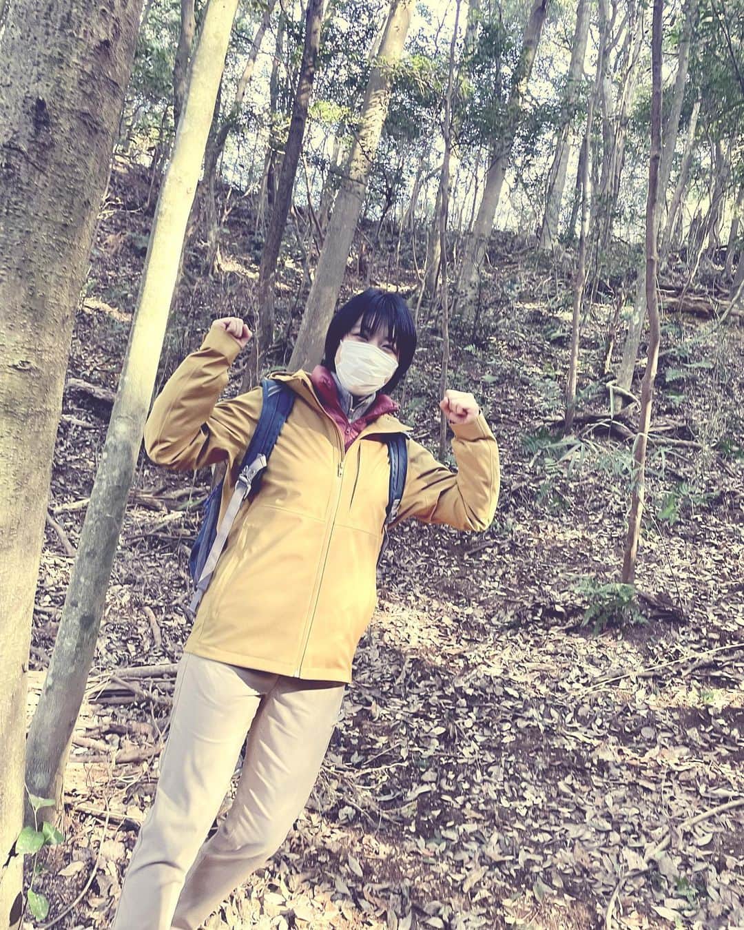 松本穂香さんのインスタグラム写真 - (松本穂香Instagram)「. . 「山登る人がするポーズ⛰」  だそうです。  ・・？となりましたが 本人が楽しそうなのでそれで良いのです。 反論は受け付けません。  #松本穂香  #松本穂香mg  #それがいる森」4月29日 18時32分 - weekly_matsumoto