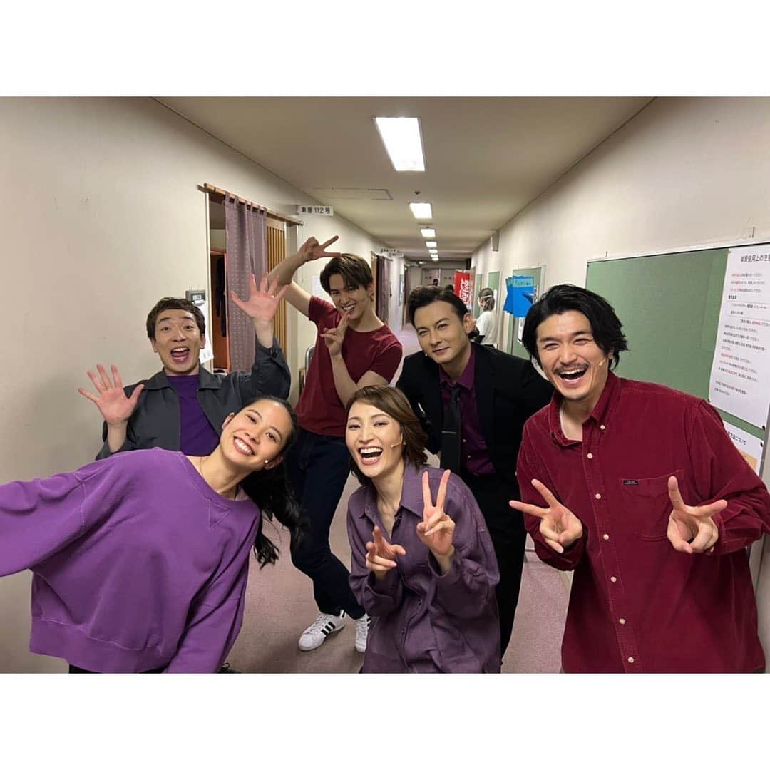 望海風斗さんのインスタグラム写真 - (望海風斗Instagram)「🏠㊗️💜 『NEXT TO NORMAL』 無事に愛知にて大千穐楽を迎えました🙌 ⁡ 最後の挨拶でも述べたのですが、この公演が終わることが寂しくて仕方なかったのに、ラストの#light を歌いながら、終わりではなくこれからも続いていくんだ…ということを実感して、力強く最後の一歩を踏み出せました。 ⁡ この作品に出会えたこと、ダイアナに出会えたこと、そしてこのカンパニーとの日々…そして毎回沢山のお客様にお越しいただき、このジェットコースターのような時間を一緒に過ごせたこと、今は沢山の感謝の気持ちで満たされています✨ ありがとうございました😭 ⁡ なっがーーーーい感想文は後日nozoコレに送りますね。 ⁡ 写真、大量に撮りまして…みんなで笑い合いながら厳選しまして…これでもかなり厳選した🤣躍動感‼︎ あーこの笑顔が最高に眩しい😭みんな可愛いぞ‼︎ 終演後の写真は#新納慎也 さんが撮ってくれました😆 ⁡ 星取り表🥲 制作さんが描いてくれました✨びっくり！嬉しい！お上手😳 とうこさんチームのもそろそろ貼られている頃でしょうか…💜 ⁡ #nexttonormal  #n2n#nチーム#大千穐楽  #無事完走 #愛知#日本特殊陶業市民会館  #ありがとうございました #ダイアナ #どうか元気で #また会う日まで #望海風斗 #無事帰宅 #興奮気味  ⭐️舞台写真、少しですがnozoコレでアップしました⤴️」4月29日 19時50分 - nozomifuto_official