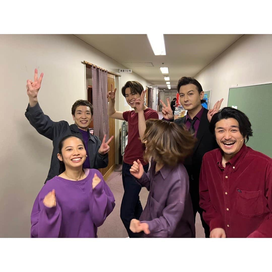 望海風斗さんのインスタグラム写真 - (望海風斗Instagram)「🏠㊗️💜 『NEXT TO NORMAL』 無事に愛知にて大千穐楽を迎えました🙌 ⁡ 最後の挨拶でも述べたのですが、この公演が終わることが寂しくて仕方なかったのに、ラストの#light を歌いながら、終わりではなくこれからも続いていくんだ…ということを実感して、力強く最後の一歩を踏み出せました。 ⁡ この作品に出会えたこと、ダイアナに出会えたこと、そしてこのカンパニーとの日々…そして毎回沢山のお客様にお越しいただき、このジェットコースターのような時間を一緒に過ごせたこと、今は沢山の感謝の気持ちで満たされています✨ ありがとうございました😭 ⁡ なっがーーーーい感想文は後日nozoコレに送りますね。 ⁡ 写真、大量に撮りまして…みんなで笑い合いながら厳選しまして…これでもかなり厳選した🤣躍動感‼︎ あーこの笑顔が最高に眩しい😭みんな可愛いぞ‼︎ 終演後の写真は#新納慎也 さんが撮ってくれました😆 ⁡ 星取り表🥲 制作さんが描いてくれました✨びっくり！嬉しい！お上手😳 とうこさんチームのもそろそろ貼られている頃でしょうか…💜 ⁡ #nexttonormal  #n2n#nチーム#大千穐楽  #無事完走 #愛知#日本特殊陶業市民会館  #ありがとうございました #ダイアナ #どうか元気で #また会う日まで #望海風斗 #無事帰宅 #興奮気味  ⭐️舞台写真、少しですがnozoコレでアップしました⤴️」4月29日 19時50分 - nozomifuto_official