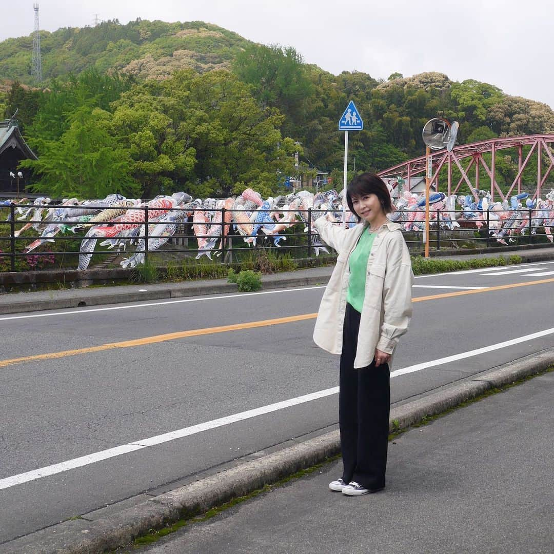 森高千里さんのインスタグラム写真 - (森高千里Instagram)「⁡ 森高千里「この街」TOUR 2020-22 4月29日 「佐賀県 佐賀市文化会館　大ホール」   佐賀は2020年からの振替公演でした。 チケットを大切に持っていてくださって、ありがとうございました！ 故郷に帰ってきたような、ここち良い雰囲気でコンサートが出来ました。   佐賀でコンサートが出来てよかったです！ 美味しい物もたくさん頂きましたー。   明日は 「長崎県 長崎ブリックホール　大ホール」です！   #chisatomoritaka #森高千里 #この街TOUR202022 #佐賀県佐賀市 #佐賀市文化会館 #川上峡春まつりこいのぼり吹き流し #與止日女神社　 #元祖吉野屋 の「#白玉饅頭」「#エビスモナカ」 #御菓子司鶴屋佐賀本店 の「#丸房露」「#丸房露のためのマーマレード」 #北島 の「#丸芳露」 #北村堂 の「#サブリナ」「#レモンサブレ」 #源八屋 の「#逸口香」 #村岡屋 の「#さが錦」 #竹下製菓 の「#ブラックモンブラン」「#ミルクック」「#ブラックモンブランいちごさん」 #JONAISQUARECAFE の「#シシリアンライス」 #海んまんま の「#一の塩」 福徳海苔 の「くろかネーズ」 牛匠 の「佐賀牛ハンバーグ弁当」」4月29日 19時51分 - chisatomoritaka_official