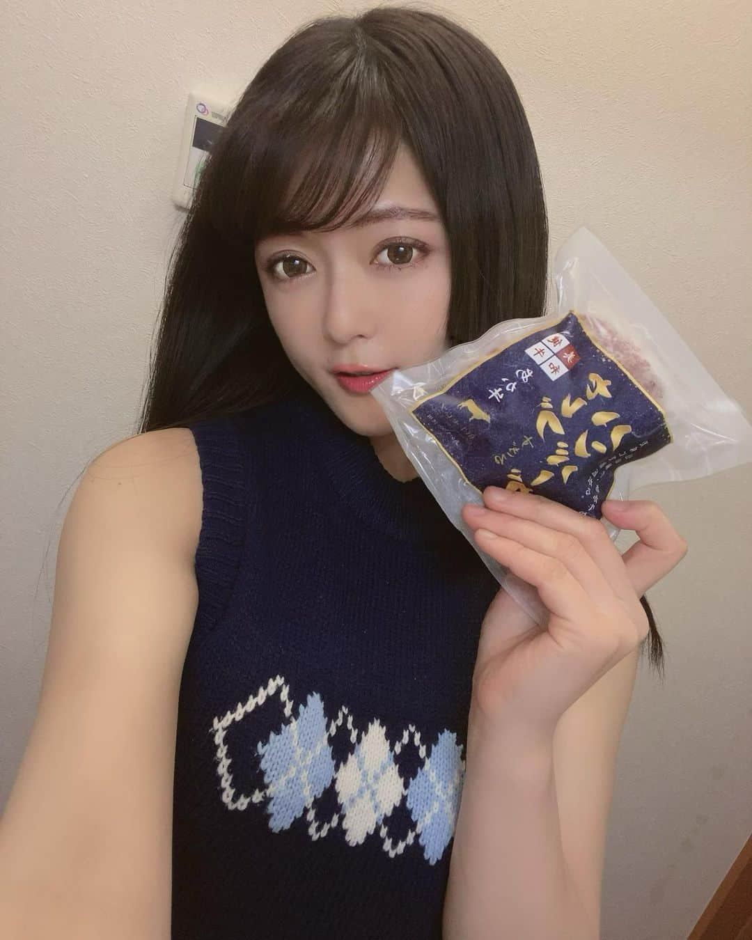 AYUNAさんのインスタグラム写真 - (AYUNAInstagram)「流通量1%😳奇跡の国産あか牛の セレブすぎるハンバーグ✨🍽✨  あか牛は希少性が高い、幻の和牛🐃✨ 凝縮された繊細な旨みと和牛本来の香りと肉質が特徴✨ 高タンパク低脂質であか牛の赤身には健康や美容に嬉しい成分が多数です😊  最近食べたハンバーグの中でも本当に美味しくてびっくりしました🥰  母の日や父の日、大切な人への贈り物に🎁 ギフトサービスにもこだわりがあるのでオススメだよ☺️🍀  PR @wagyu.gift #母の日プレゼント #母の日ギフト #父の日プレゼント #父の日ギフト #お中元 #セレブすぎるハンバーグ #和牛セレブ」4月29日 20時28分 - ayuna_0404