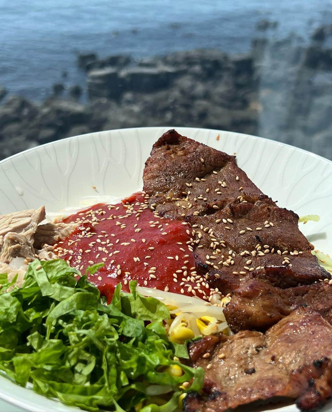 ハン・アルムソンイさんのインスタグラム写真 - (ハン・アルムソンイInstagram)「🌴 이번에 제주도 가서 먹었던 맛집들 공유할게요🤍 참고로 왠만한거 다맛있게 먹는 1 인 ..ㅋ  1-3 판포 그때그집 제주도에서 흑돼지집 오만곳 가봤지만 오랜마네 마싯게 먹은 고깃집.. 흑돼지 오겹살 ,목살 먹었구 육즙 폭발해서 울었구 같이 꾸어먹는 새우,새송이,고사리, 소세지 나오는데 고사리가 짭짤하믄서 고소해서 같이먹으면 존맛탱 .. 멜조림이 나오거등여 ? 특이하게 단짠느낌에 약간 찌개같이 맛있길래 전 밥비벼먹었고요 ;;머쓱타드  김치찌개는 뚝배기 작은거 먹었는데 담에는 큰거 먹어볼라고요.. 무엇보다 바로 앞이 판포해변이라 바다보면서 고기먹을수있어서 넘 조흠 ~   4 하갈비국수 그 몽상드애월 노티드 요쪽 있자나요 ? 거기 가기전에 항상 밥먹으러 가는곳인데 맛도 있어서 세번째 재방문~ 고기국수 인디 고기+보들보들 달달한 양념갈비 들어가있어요 저는 고기국수 ㅂㄹ안좋아해서 항상 비빔먹는데 양념에서 달달한 과일맛나면서 매콤하니 마싯구 같이 가는 남자친구도 고기국수 맛있다구했음 ~ 고기국수 국물맛 약간 칼칼함 여기도 바로 앞에 바다에 통유리라 경치 구웃   5-6 고집돌우럭(내가간대는 중문점) 이미 유명하지만 저의 제주도 소울푸드중 하나 .. 첫날 먹으러 갔다가 재료소진으로 포기하고 다음날 도전 ㅠ 매콤달콤한 우럭찜에 한정식처럼 거하게 나오는데 메인요리뿐만 아니라 밑반찬도 다 맛있어유  우럭찜에 시래기 진짜 존맛이고 양배추쌈에 우럭살이랑 시래기랑 마늘쫑이랑 넣고 싸먹으면 극락 .. 가면 실속세트로 드셔아합니다 독게튀김 먹어줘야 하니깐요 .. 한상가득 나와서 가족들이랑 식사하기도 조아요 !  7-8 꼬방(제주공항 근처) 아니 가려던곳 다 닫아서 우연히 간곳인데 .. 걍 세상에서 젤 맛있는 김치전골 먹었다는거 아니에요ㅠ 돼지고기랑 김치랑 짜글이 처럼 끓여먹는대 고기 겁나 부드럽고 걍 전골도 넘 마싯고 .. 말 한마디 안하고 밥한공기 순삭한곳 .. 1인분 9000원이라 가격도 혜자인곳 일단 제주도 도착하면 비행해서 허기지잖아요 ? 한공기 조지고 여행 시작합시다 ...  9 애월포차 한밤중에 배고파서 야식 시켜묵었는데요 제주도는 늦게까지 배달하는곳이 없자나요 ? 근데 메뉴 다양해서 넘 행복했음 ...! 냉면이랑 꽃게탕 시켜머겄는데 꽃게가 살은 별로 없었지만 ... 국물이 맛있어서 호로록 마싯게 먹었다는 ..  10 애월랑 조그만한 쌀국수 집인데요 고기국수집 다 만석이길래 저는 쌀국수를 워낙 좋아해서 쌀국수로 ㄱ ㄱ  저는 매운거 조아하니 얼큰소고기 쌀국수 먹었는데 엄청 칼칼하고 매웠어요 ㅠ근데 맛있었음 남자친구는 소고기볶음밥 먹었는데 간 좀 셌지만 단짠단짠 마싯게 먹구왔어요 점심 간단하게 먹기 조흔곳 !!」4月29日 21時47分 - areumsongee