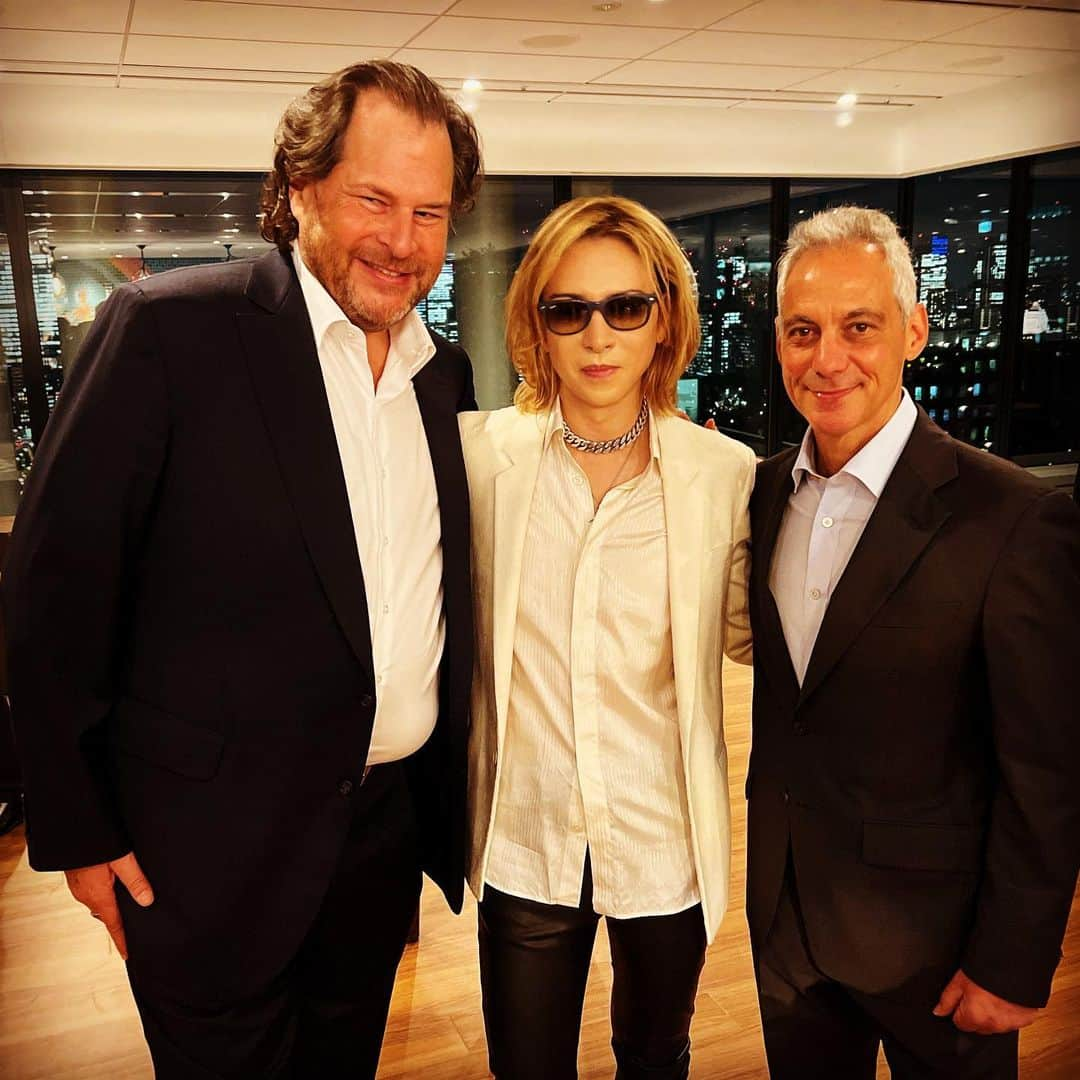 YOSHIKIさんのインスタグラム写真 - (YOSHIKIInstagram)「Had a great time with Ambassador Rahm Emanuel, Marc Benioff and great CEO friends. I went to the opening ceremony. Beautiful place, Marc! ラーム・エマニュエル駐日米国大使やマーク達と楽しい時間！仕事の合間を縫ってオープニングセレモニーに行ってきた。😀  Yoshiki   #yoshiki #xjapan #rahmemanuel #ambassador #marcbenioff #salesforce #tokyo #駐日米国大使  #piano」4月29日 22時39分 - yoshikiofficial