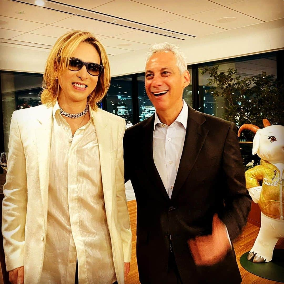 YOSHIKIさんのインスタグラム写真 - (YOSHIKIInstagram)「Had a great time with Ambassador Rahm Emanuel, Marc Benioff and great CEO friends. I went to the opening ceremony. Beautiful place, Marc! ラーム・エマニュエル駐日米国大使やマーク達と楽しい時間！仕事の合間を縫ってオープニングセレモニーに行ってきた。😀  Yoshiki   #yoshiki #xjapan #rahmemanuel #ambassador #marcbenioff #salesforce #tokyo #駐日米国大使  #piano」4月29日 22時39分 - yoshikiofficial