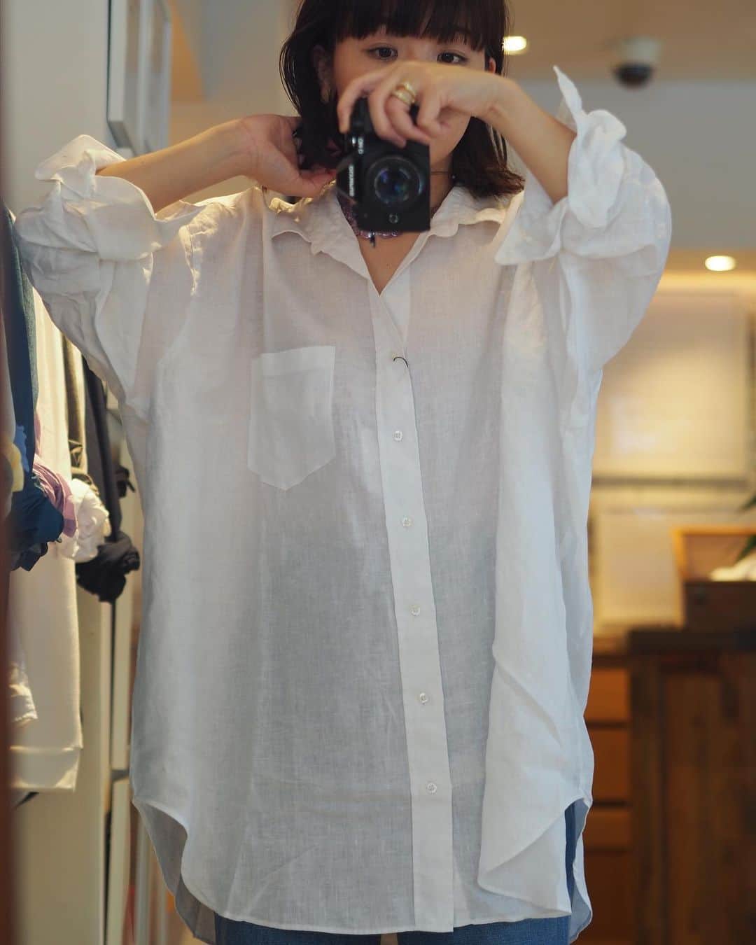 根岸由香里さんのインスタグラム写真 - (根岸由香里Instagram)「. @frankandeileen__sendagaya で江口くんに遭遇 @daisuke_eguchi.de RHCのメンズバイヤーです。 着ているのはLUKEというモデル。これとても素敵です！ カラーもアースカラー3色でとても雰囲気がある。 (フランクの千駄ヶ谷店でお取り扱いがあります) . 私が着ているのは今期新しく出たMACKENZIEというオーバーサイズシャツ。これはRHでもバイイングしていて各店舗に入荷しているはず！新たなフランクの魅力！ そして最後はMARYで長めのチュニック丈シャツ。 RHだとお取り扱いないのですが実はこんなシャツもあります👀 . 私たちRHやRHCではそれぞれの視点からバイヤーたちがセレクトしていますが、そこで気に入った形ができたらブランドの直営で素材や柄のバリエーションを探したりするのも楽しいですね。 . 2020年11月にB Corp認定を取得して更なる取り組みを進めるフランク。RHオープン当時からのお付き合いのもはや半分家族みたいなブランド。千駄ヶ谷店8周年おめでとう🌿」4月30日 8時49分 - yukarinegishi