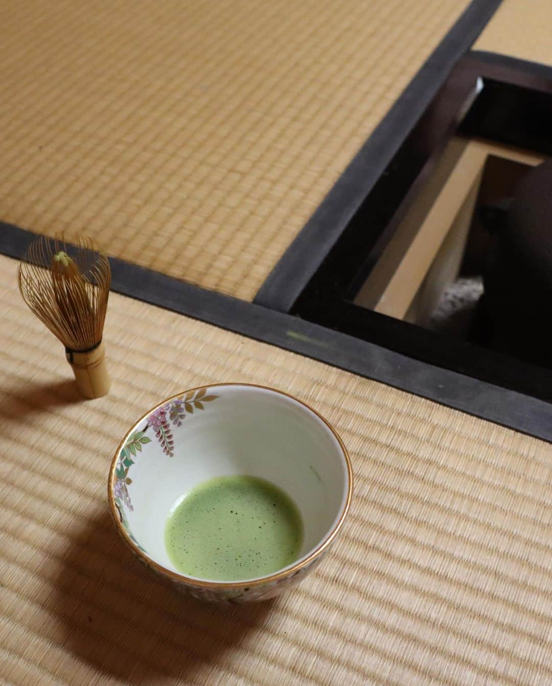 ローラさんのインスタグラム写真 - (ローラInstagram)「今年から茶道のお稽古をはじめたよ🍵🇯🇵✨ 日本の文化を学んでいる時に、茶道の世界の考えが美しいなと思い自分で体験をしてみたかったの。  今回で5回目のお稽古なんだけどね、、。  茶道の世界は、本当に本当に奥深くて美しい🥲🙏  茶道を習い始めてから、普段の暮らしで意識する事がすごく増えたよ。例えば、雑巾の搾り方、お皿の洗い方、歩き方、片付け方、相手へのおもてなしの氣持ち、、日常生活で行う行動をさらに意識するようになって動きが上品に優しく美しくなって行く事を感じるの。  茶道は、人間をさらに輝かしてくれる素晴らしい道だなとおもったよ✨🌱  日本では、茶道文化はどんどん減ってきているけれど、また輝きが戻る事を信じて☺️✨🙏  岡添さん、よりこさん、これからもよろしくお願いします♥️  I started practicing traditional tea ceremony this year🇯🇵🍵  This is my fifth lesson,,!  The world of tea ceremonies is truly beautiful 🙏  Since I started learning about tea ceremonies, I have become more conscious in my daily life. For example, I’ve become more aware of how to wash dishes, walk, clean up, and be hospitable to others. In my daily life I feel that my movements become elegant and gentle and beautiful. I think a tea ceremony (Sado) is a wonderful way to make people shine even more🌱 In Japan, tea ceremony culture is decreasing, but I believe that it will shine again ☺️🙏 Okazoe-san and Yoriko-san, thank you for your continued support♥️ #茶道　#Japaneseteaceremony」4月30日 10時38分 - rolaofficial