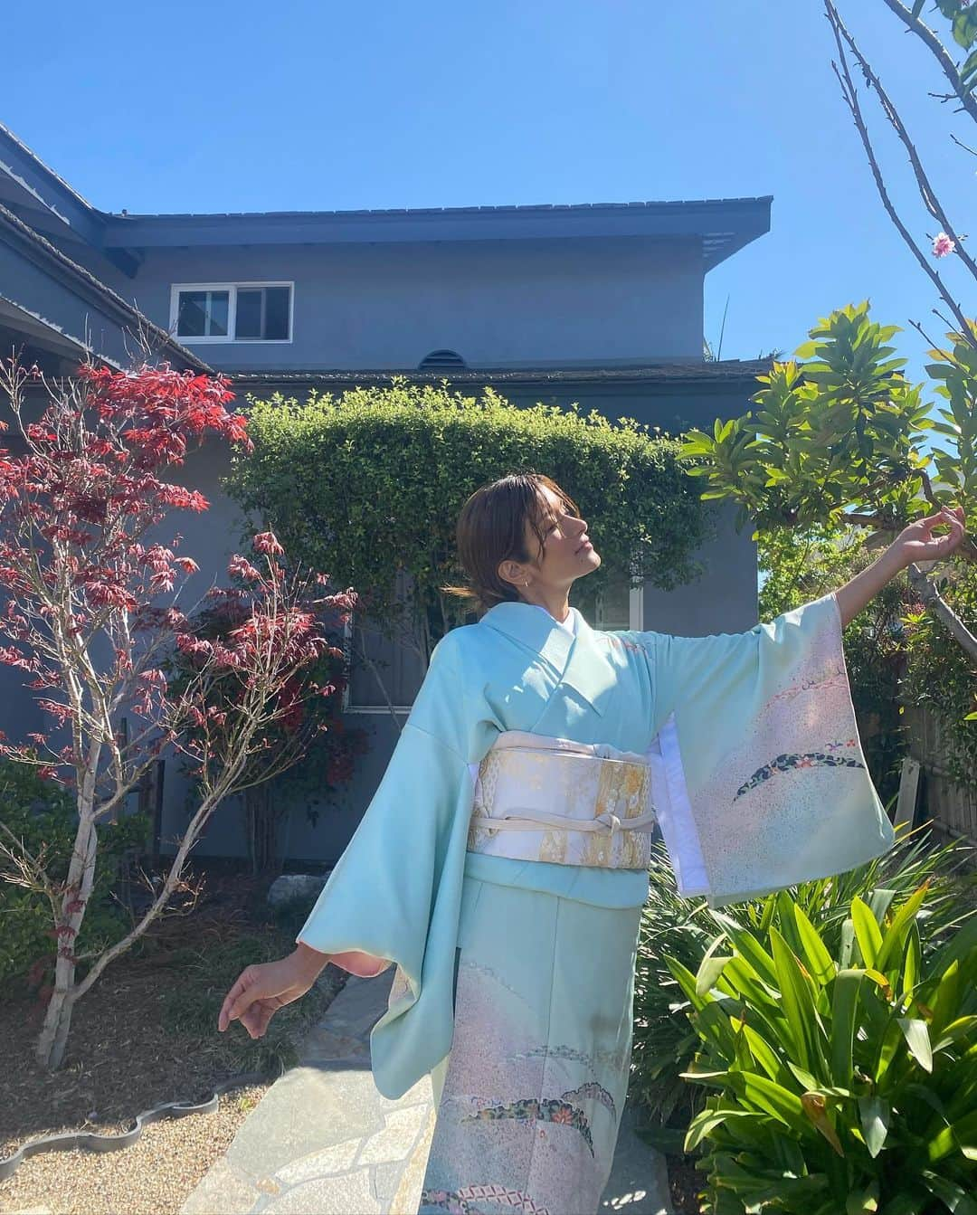 ローラさんのインスタグラム写真 - (ローラInstagram)「今年から茶道のお稽古をはじめたよ🍵🇯🇵✨ 日本の文化を学んでいる時に、茶道の世界の考えが美しいなと思い自分で体験をしてみたかったの。  今回で5回目のお稽古なんだけどね、、。  茶道の世界は、本当に本当に奥深くて美しい🥲🙏  茶道を習い始めてから、普段の暮らしで意識する事がすごく増えたよ。例えば、雑巾の搾り方、お皿の洗い方、歩き方、片付け方、相手へのおもてなしの氣持ち、、日常生活で行う行動をさらに意識するようになって動きが上品に優しく美しくなって行く事を感じるの。  茶道は、人間をさらに輝かしてくれる素晴らしい道だなとおもったよ✨🌱  日本では、茶道文化はどんどん減ってきているけれど、また輝きが戻る事を信じて☺️✨🙏  岡添さん、よりこさん、これからもよろしくお願いします♥️  I started practicing traditional tea ceremony this year🇯🇵🍵  This is my fifth lesson,,!  The world of tea ceremonies is truly beautiful 🙏  Since I started learning about tea ceremonies, I have become more conscious in my daily life. For example, I’ve become more aware of how to wash dishes, walk, clean up, and be hospitable to others. In my daily life I feel that my movements become elegant and gentle and beautiful. I think a tea ceremony (Sado) is a wonderful way to make people shine even more🌱 In Japan, tea ceremony culture is decreasing, but I believe that it will shine again ☺️🙏 Okazoe-san and Yoriko-san, thank you for your continued support♥️ #茶道　#Japaneseteaceremony」4月30日 10時38分 - rolaofficial