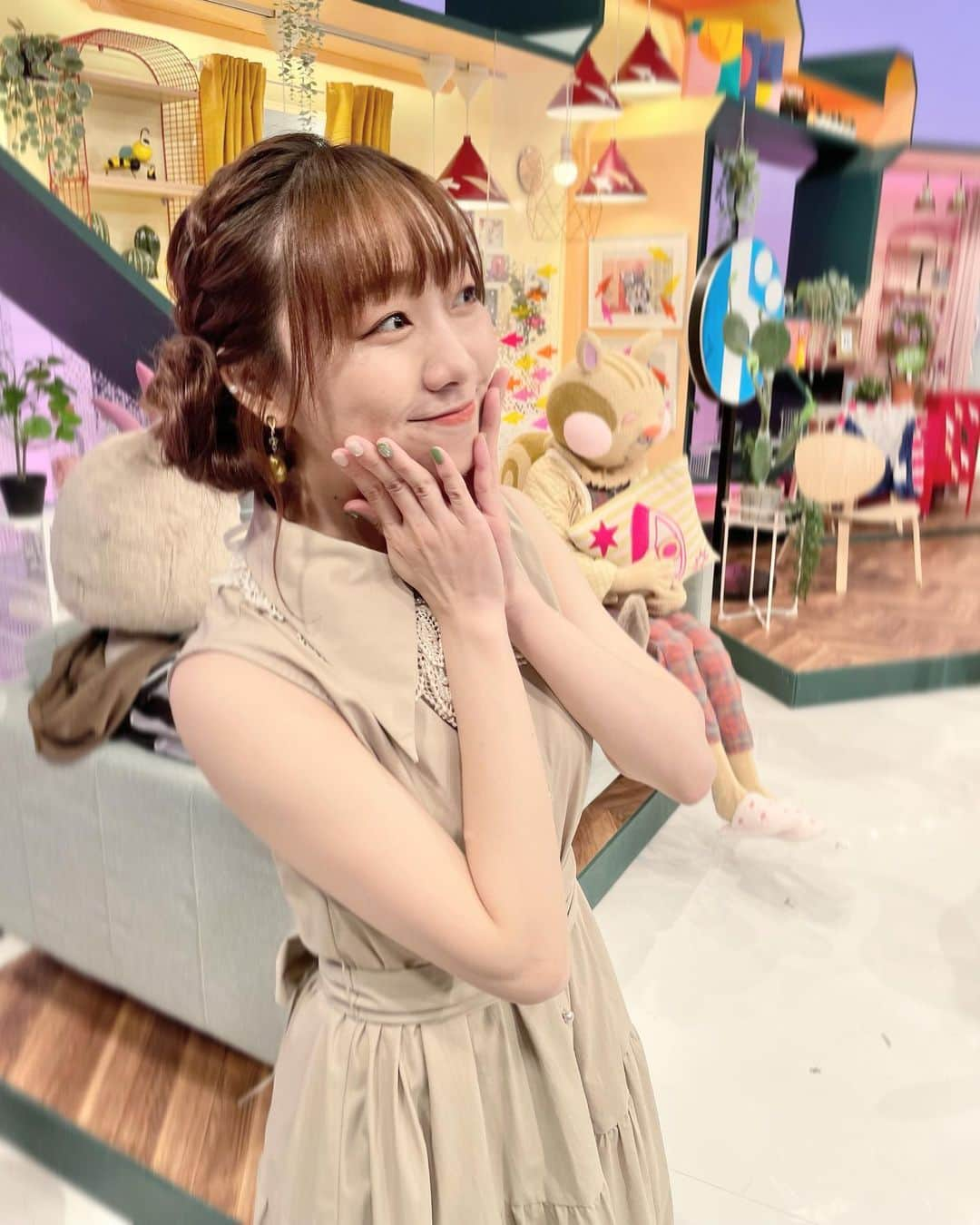 須田亜香里さんのインスタグラム写真 - (須田亜香里Instagram)「ここ1週間の名古屋と大阪でのテレビ衣装ずらり👗 それぞれタグづけさせてもらってます🏷  ジョーシキちゃんの髪型は珍しく下ろしてたんだけど、ニュアンスの出し方を大人っぽく！ってのがポイントでした✨  #ちまたのジョーシキちゃん #東海ドまんなか #キメツケ #東海テレビスイッチ #ドデスカ #須田亜香里衣装 #ミディアムヘアアレンジ」4月30日 10時46分 - akarisuda