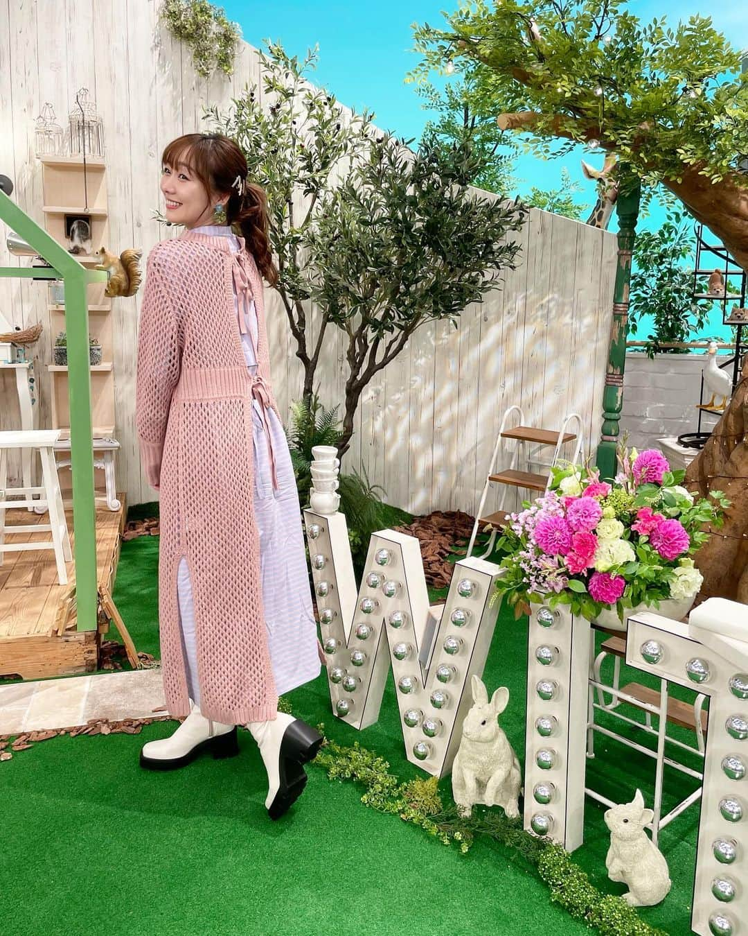 須田亜香里さんのインスタグラム写真 - (須田亜香里Instagram)「ここ1週間の名古屋と大阪でのテレビ衣装ずらり👗 それぞれタグづけさせてもらってます🏷  ジョーシキちゃんの髪型は珍しく下ろしてたんだけど、ニュアンスの出し方を大人っぽく！ってのがポイントでした✨  #ちまたのジョーシキちゃん #東海ドまんなか #キメツケ #東海テレビスイッチ #ドデスカ #須田亜香里衣装 #ミディアムヘアアレンジ」4月30日 10時46分 - akarisuda