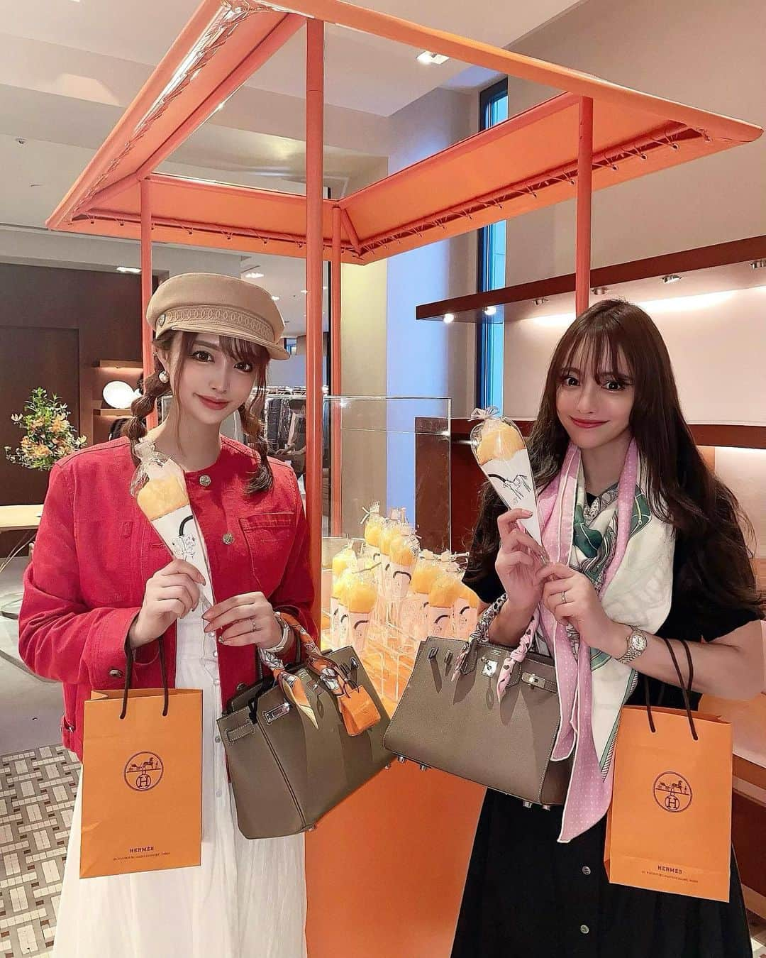 サキ吉さんのインスタグラム写真 - (サキ吉Instagram)「りりたんと銀座HERMESのイベントに行ってきました🤭🧡 ． わたあめの屋台が出てたり 有名なDJの方が来てたり お馬さん🐴いたり😳💥 (☔️で裏に待機してた🤣) オリジナルのフレームで写真撮れたり📷🌈 さすがメゾンって感じ🐎🍊 ． HERMESってクローズドなイベントが多いけど、今回は写真もOKなオープンイベントで楽しかったです🥰🧡 また次の投稿でたくさん写真載せるね💕 りりたんありがとー❤️❤️❤️ ． ． ． #hermes #hermesginza #birkin25 #hermeslover #hermesaddict  #エルメス銀座 #銀座メゾンエルメス #バーキン25 #エトゥープ #エルメスコーデ #エルメスプレタ2022ss #エルメスプレタ2022春夏 #hermesプレタポルテ2022ss #エルメス好きな人と繋がりたい」4月30日 11時05分 - sakikichi1201