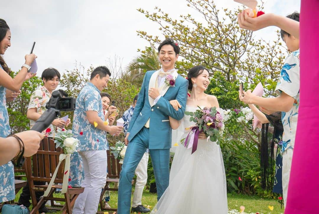 岩間恵さんのインスタグラム写真 - (岩間恵Instagram)「結婚式の会場について💍  延期をする前は沖縄の別の場所で 挙式、披露宴を行う予定だったんだけど、 延期した直後に中村邸を見つけました！  「絶対ここで挙げたい！」と直談判をし ここまで自由にやらせて頂きました...💐  もともとはドリカムの中村正人さんのスタジオ兼別荘です。 去年の秋に一日一組限定のホテルとしてオープンしたのですが、まだ結婚式を挙げられたカップルがいないとのことで...  記念すべき第一号となりました👰‍♀️🤵💐  海も見えて、ガーデンも広くて、プライベート感満載で。 本当に理想以上の場所でした！  @gv.okinawa_nakamura   #リゾートウェディング #沖縄ウェディング #ガーデン挙式 #中村邸 #グランディヴィラ中村邸」4月30日 12時14分 - iwamame