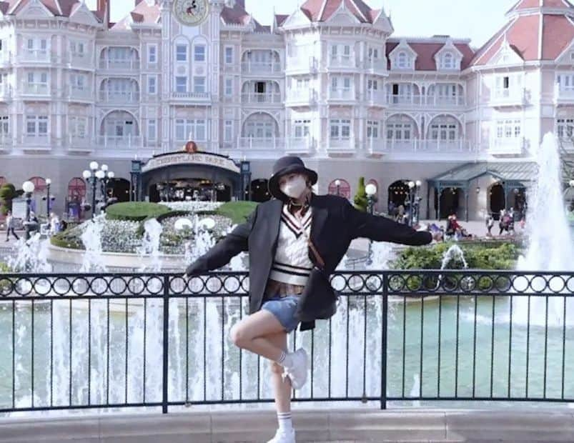 リサさんのインスタグラム写真 - (リサInstagram)「LILI's FILM - Europe Vlog   link in my story . . . #LISA #LALISA #리사 #블랙핑크 #BLACKPINK #LALISAMANOBAN #LALISAMANOBAL #blackpinklisa #lisablackpink」4月30日 12時19分 - lisa.blackpink