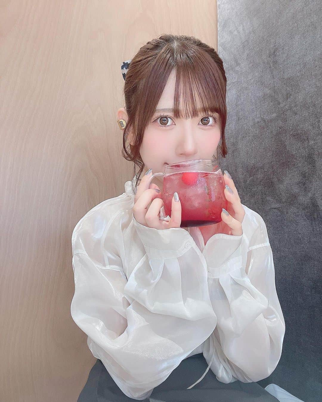 山田麻莉奈さんのインスタグラム写真 - (山田麻莉奈Instagram)「. 今日はおいしいごはん食べに行く予定なので 朝からなにも食べてない‪。  お写真は、この前 気になってたカフェに行ったときの🍒 これとてもおいしかった.. このカフェに付き合ってくれた子と今日もおでかけ。幸  (だれでしょう...🤭)  #koivecafe #銀座カフェ #銀座ランチ」4月30日 13時28分 - marina.yamada_324