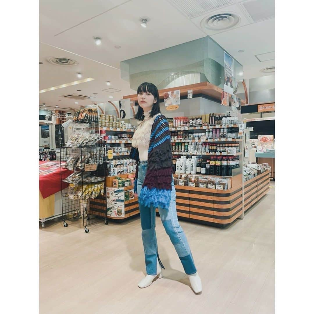 のん（能年玲奈）さんのインスタグラム写真 - (のん（能年玲奈）Instagram)「鉄瓶を買いたくて 岩手に行くたびに南部鉄器コーナーを見るんだけど、未だにどれにしようか決められない私です。  でも、恐竜の文鎮で南部鉄器デビューしました！🦖  袖ふさふさ、中に着てるトップスもふさふさ、2種類のふさふさで絶妙な重ね着でした💐  Stylist: @izumimachino  Hair&make: Shie Kanno  #のんやろが #越境放送 #YouTube #いわて銀河プラザ」4月30日 13時39分 - non_kamo_ne