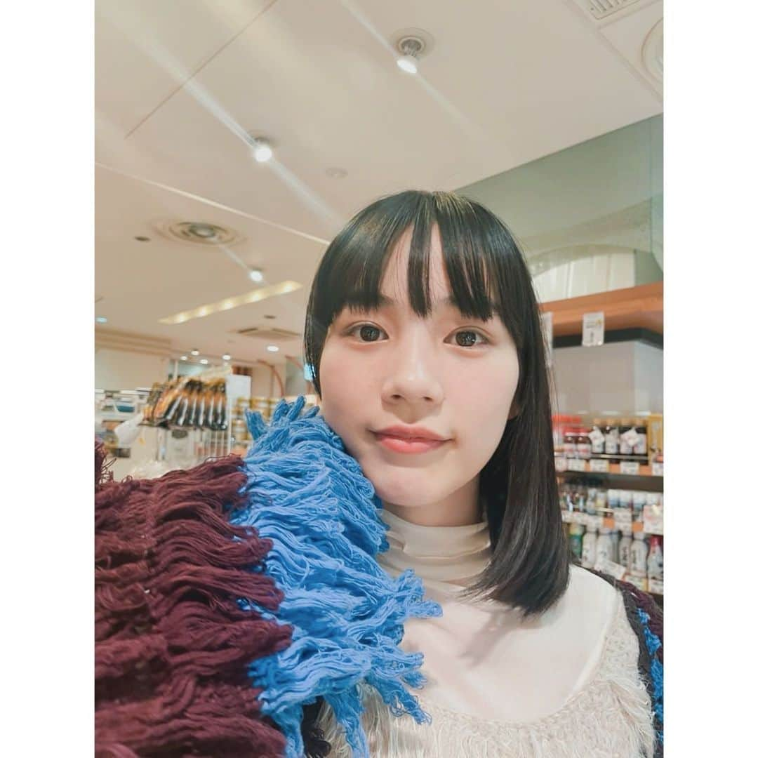 のん（能年玲奈）さんのインスタグラム写真 - (のん（能年玲奈）Instagram)「鉄瓶を買いたくて 岩手に行くたびに南部鉄器コーナーを見るんだけど、未だにどれにしようか決められない私です。  でも、恐竜の文鎮で南部鉄器デビューしました！🦖  袖ふさふさ、中に着てるトップスもふさふさ、2種類のふさふさで絶妙な重ね着でした💐  Stylist: @izumimachino  Hair&make: Shie Kanno  #のんやろが #越境放送 #YouTube #いわて銀河プラザ」4月30日 13時39分 - non_kamo_ne