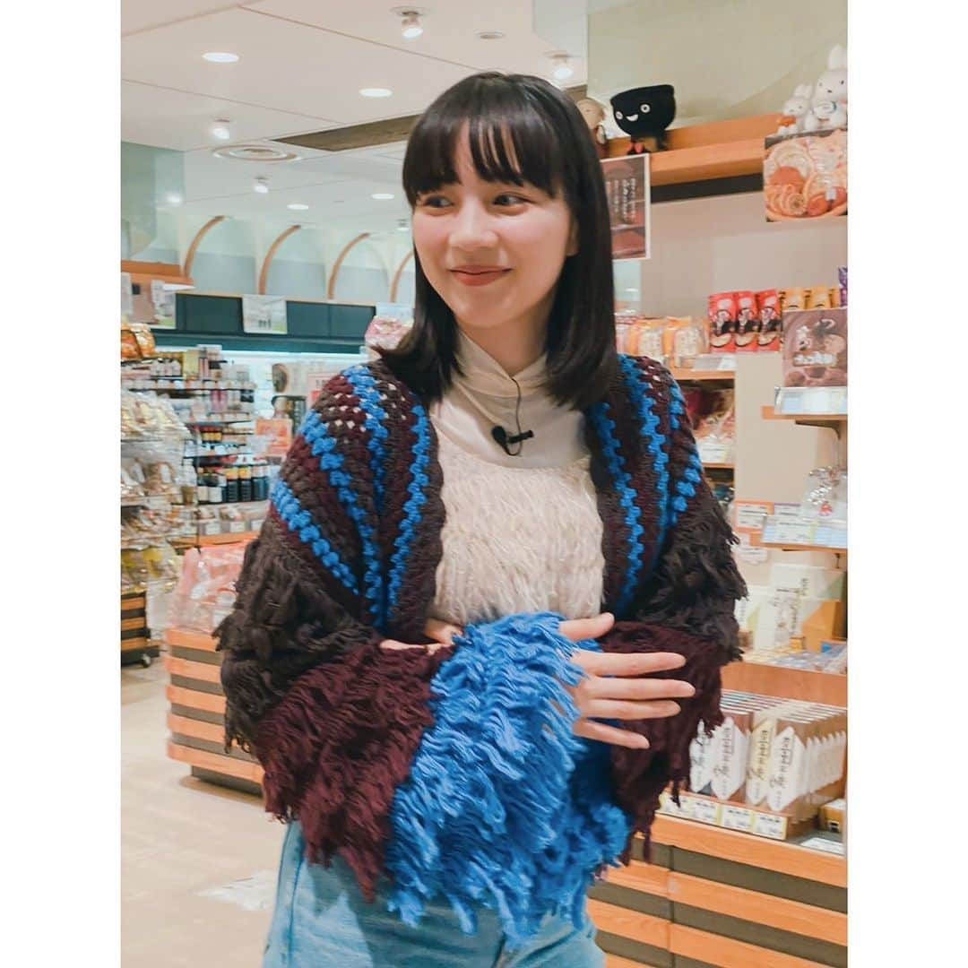 のん（能年玲奈）さんのインスタグラム写真 - (のん（能年玲奈）Instagram)「鉄瓶を買いたくて 岩手に行くたびに南部鉄器コーナーを見るんだけど、未だにどれにしようか決められない私です。  でも、恐竜の文鎮で南部鉄器デビューしました！🦖  袖ふさふさ、中に着てるトップスもふさふさ、2種類のふさふさで絶妙な重ね着でした💐  Stylist: @izumimachino  Hair&make: Shie Kanno  #のんやろが #越境放送 #YouTube #いわて銀河プラザ」4月30日 13時39分 - non_kamo_ne