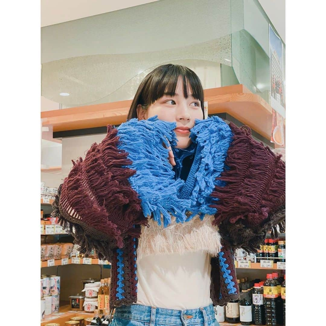 のん（能年玲奈）さんのインスタグラム写真 - (のん（能年玲奈）Instagram)「鉄瓶を買いたくて 岩手に行くたびに南部鉄器コーナーを見るんだけど、未だにどれにしようか決められない私です。  でも、恐竜の文鎮で南部鉄器デビューしました！🦖  袖ふさふさ、中に着てるトップスもふさふさ、2種類のふさふさで絶妙な重ね着でした💐  Stylist: @izumimachino  Hair&make: Shie Kanno  #のんやろが #越境放送 #YouTube #いわて銀河プラザ」4月30日 13時39分 - non_kamo_ne