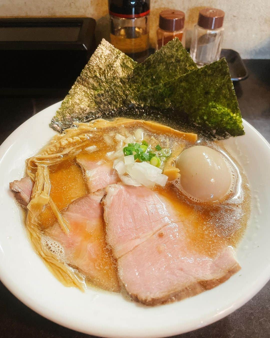 佐々木晴花さんのインスタグラム写真 - (佐々木晴花Instagram)「・ ・ 「ラーメン屋さんで働いてたこともあるくらいラーメン大好きなはるはるです😚🍜 (ホールもやったりラーメン作ったり楽しかったな👩‍🍳💭💕)  今日は私の名前と近しい…🤔新規感のあるラーメン屋さんをご紹介します🥰」 ・ ・ まずは写真1・2枚目📷 『麺処 晴』さん 📍入谷駅2番出口徒歩1分 食べログラーメンTokyo百名店2021選出店(2017年から5年連続👑) 😚🍜特製中華そば醤油味を注文 ・ まず見た目が美しい😌✨💓 こちら煮干しが効いててパンチがあるのに玉ねぎが入っているのであっさりしていて残ったスープに玉ねぎも残ってるからついつい全部飲み干したくなるラーメン😚罠です🧅 そして私の大好きな細麺でした✌️でも本当は限定濃厚そばお目当てで行ったんです💭売切でこちらを注文しましたが、とっても美味しくて大満足！ごちそうさまでした🐷 ・ ・ 続いて写真3.4枚目📷 『麺屋はるか秋葉原店』さん 📍秋葉原駅徒歩5分くらい 😚🍜台湾まぜそばを注文 ・ お店は地下にあり、お待ちがある時は細い階段で待つのですがにんにくが香ってきて空腹時は辛いです。笑 そしてまぜそば！色鮮やかで卵がぷりんっとしてて映える！💓にんにくやスパイスが効いててピリ辛のタレに絡む太麺が最高に美味しい😭💓昆布だしのお酢をかけて味変するのもオススメ！最後に追い飯をレンゲ1杯分位いただけるのですが、おいしすぎて、ぷは～ん*.(๓´͈ ˘ `͈๓).*てなります。ごちそうさまでした🐷 ・ ・ ぜひ行ってみてください🍥🍜 ・ ・ ・ 💎心変わりの相手は私にしてみない？💎 ・ ・ #RIZINガール2020 #女優 #ダンス講師  #ビール女子 #釣りガール  #グルメ女子 #ラーメン女子#ラーメン部#ラーメン倶楽部  #ラーメン巡り #ラーメン好きな人と繋がりたい  #東京グルメ#グルメスタグラム #グルメ好きな人と繋がりたい #グルメ部#グルメ巡り #インスタグルメアワード2022  #インスタフード  #japanesegirl #instagood #japanesefood  #ラーメン百名店#食べログ #食べログ百名店 #食べログ高評価 #食べログラーメン百名店  #入谷 #入谷グルメ#秋葉原#秋葉原グルメ」4月30日 14時35分 - haru2n.run