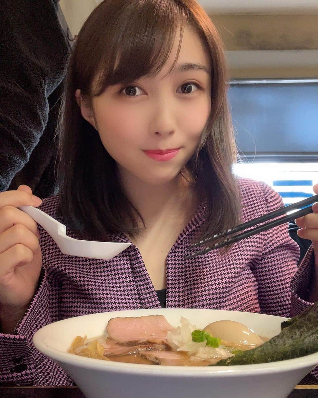 佐々木晴花さんのインスタグラム写真 - (佐々木晴花Instagram)「・ ・ 「ラーメン屋さんで働いてたこともあるくらいラーメン大好きなはるはるです😚🍜 (ホールもやったりラーメン作ったり楽しかったな👩‍🍳💭💕)  今日は私の名前と近しい…🤔新規感のあるラーメン屋さんをご紹介します🥰」 ・ ・ まずは写真1・2枚目📷 『麺処 晴』さん 📍入谷駅2番出口徒歩1分 食べログラーメンTokyo百名店2021選出店(2017年から5年連続👑) 😚🍜特製中華そば醤油味を注文 ・ まず見た目が美しい😌✨💓 こちら煮干しが効いててパンチがあるのに玉ねぎが入っているのであっさりしていて残ったスープに玉ねぎも残ってるからついつい全部飲み干したくなるラーメン😚罠です🧅 そして私の大好きな細麺でした✌️でも本当は限定濃厚そばお目当てで行ったんです💭売切でこちらを注文しましたが、とっても美味しくて大満足！ごちそうさまでした🐷 ・ ・ 続いて写真3.4枚目📷 『麺屋はるか秋葉原店』さん 📍秋葉原駅徒歩5分くらい 😚🍜台湾まぜそばを注文 ・ お店は地下にあり、お待ちがある時は細い階段で待つのですがにんにくが香ってきて空腹時は辛いです。笑 そしてまぜそば！色鮮やかで卵がぷりんっとしてて映える！💓にんにくやスパイスが効いててピリ辛のタレに絡む太麺が最高に美味しい😭💓昆布だしのお酢をかけて味変するのもオススメ！最後に追い飯をレンゲ1杯分位いただけるのですが、おいしすぎて、ぷは～ん*.(๓´͈ ˘ `͈๓).*てなります。ごちそうさまでした🐷 ・ ・ ぜひ行ってみてください🍥🍜 ・ ・ ・ 💎心変わりの相手は私にしてみない？💎 ・ ・ #RIZINガール2020 #女優 #ダンス講師  #ビール女子 #釣りガール  #グルメ女子 #ラーメン女子#ラーメン部#ラーメン倶楽部  #ラーメン巡り #ラーメン好きな人と繋がりたい  #東京グルメ#グルメスタグラム #グルメ好きな人と繋がりたい #グルメ部#グルメ巡り #インスタグルメアワード2022  #インスタフード  #japanesegirl #instagood #japanesefood  #ラーメン百名店#食べログ #食べログ百名店 #食べログ高評価 #食べログラーメン百名店  #入谷 #入谷グルメ#秋葉原#秋葉原グルメ」4月30日 14時35分 - haru2n.run