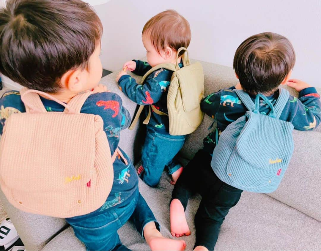 平愛梨さんのインスタグラム写真 - (平愛梨Instagram)「3兄弟お揃いリュック😆  リュックに刺繍ネームも付いててほんとに可愛い😍  2歳べベックは「青、あお」となんでも青にこだわってるんですが😅  青にハマる時期はありますか？(あると聞いたこともあるんですが)  長男バンビーノも「青」と一瞬、取り合いになりましたが、ジャンケンして決めて‼︎と言ったら、ジャンケンせず「いいよ」って😳‼︎  4歳になって急にお兄ちゃんらしさが増した😂  1歳ベベはリュック背負ってること気づいてないっぽ🤣ハハッ)  何はともあれお家の中でもリュック背負ってミニカー入れたりおやつ入れたり楽しそうでいいね👏 #三兄弟#リュック#お揃いが嬉しい#有り難き喜び#お出かけする時#自分で持ってくれる」4月30日 16時02分 - harikiri_tairi